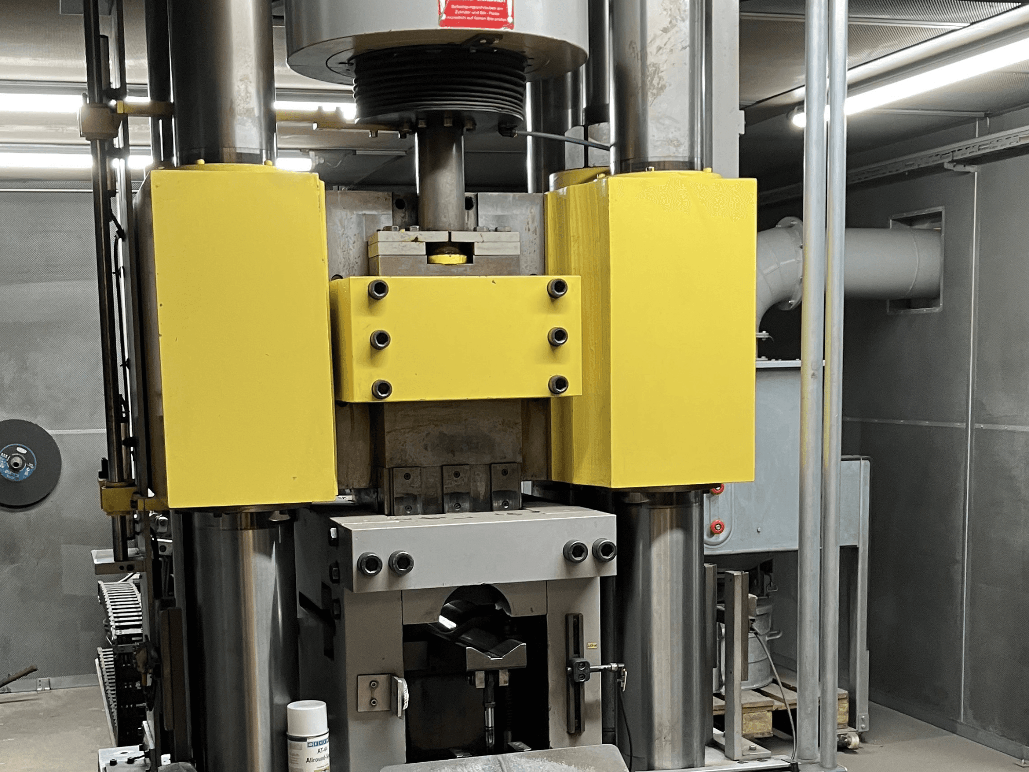 Prasa hydrauliczna WINTER VSP 350 w widoku z boku, z żółtymi i szarymi elementami, z widocznymi siłownikami hydraulicznymi i elementami sterującymi.