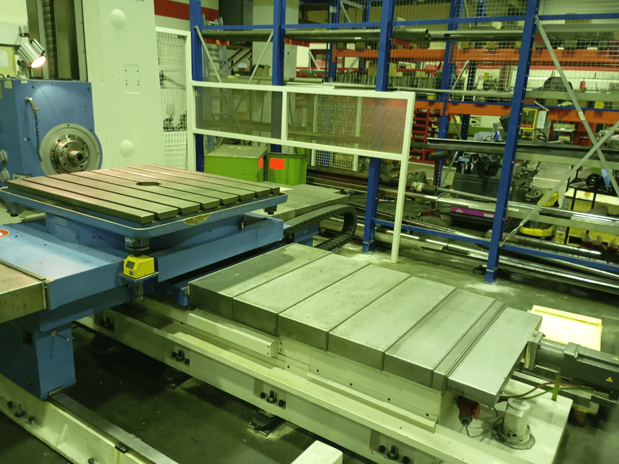 Wytaczarka Union Karl Marx Stadt BFT90/5 MSC, widok z przodu; posiada duży płaski stół, zmotoryzowaną podstawę i metalową konstrukcję.