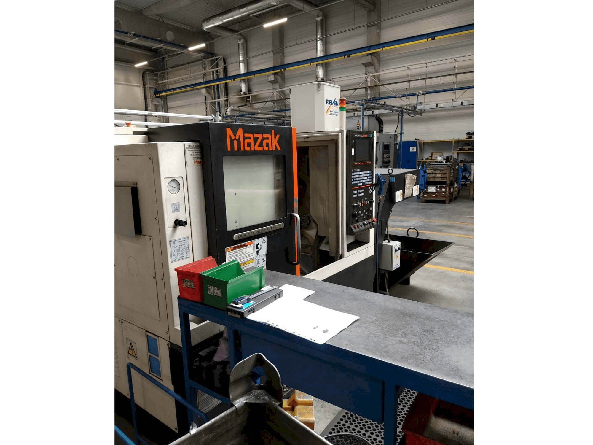 Widok z przodu maszyny Mazak Quick Turn Smart 100 S