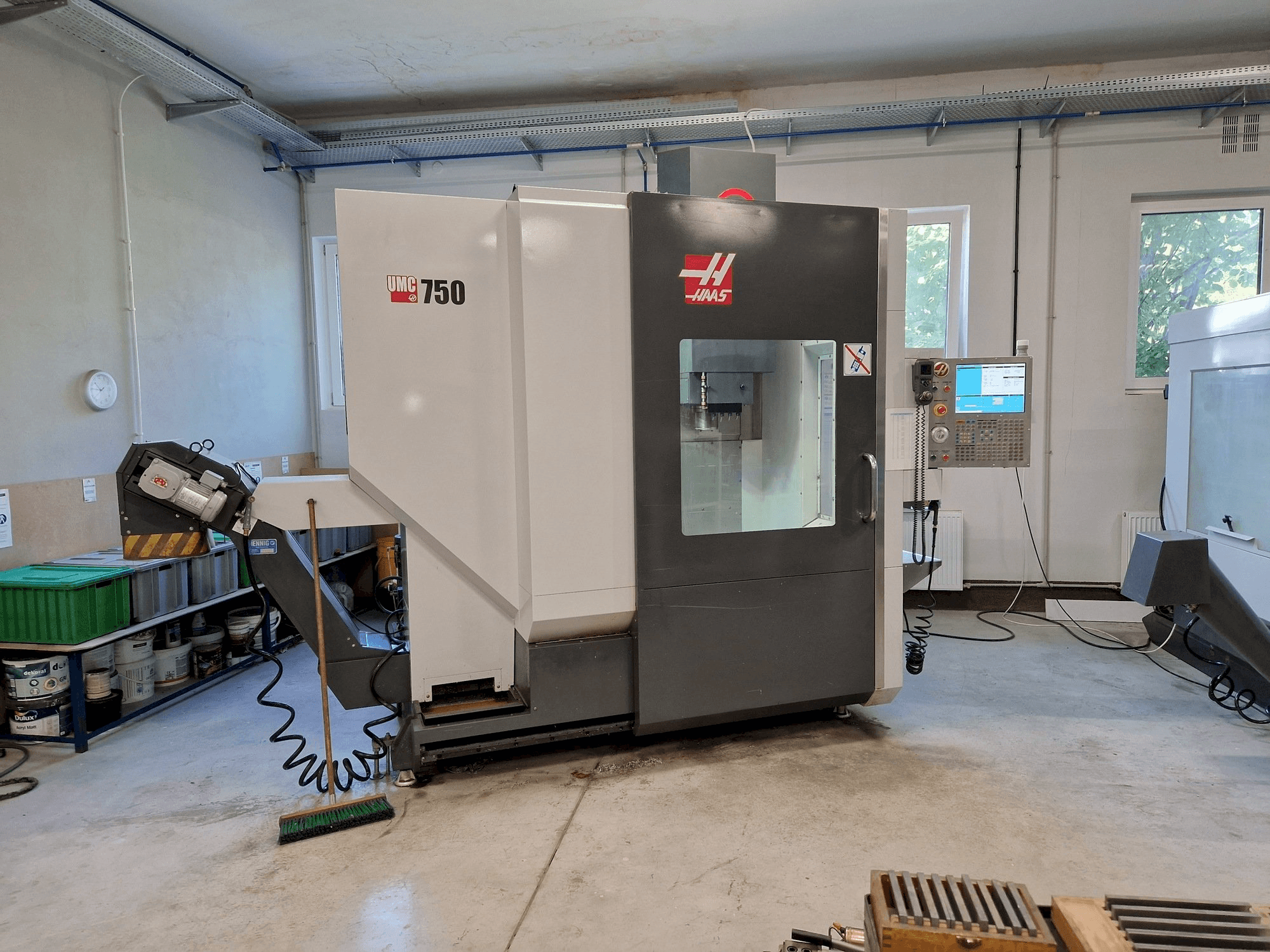 Widok z przodu maszyny HAAS UMC-750