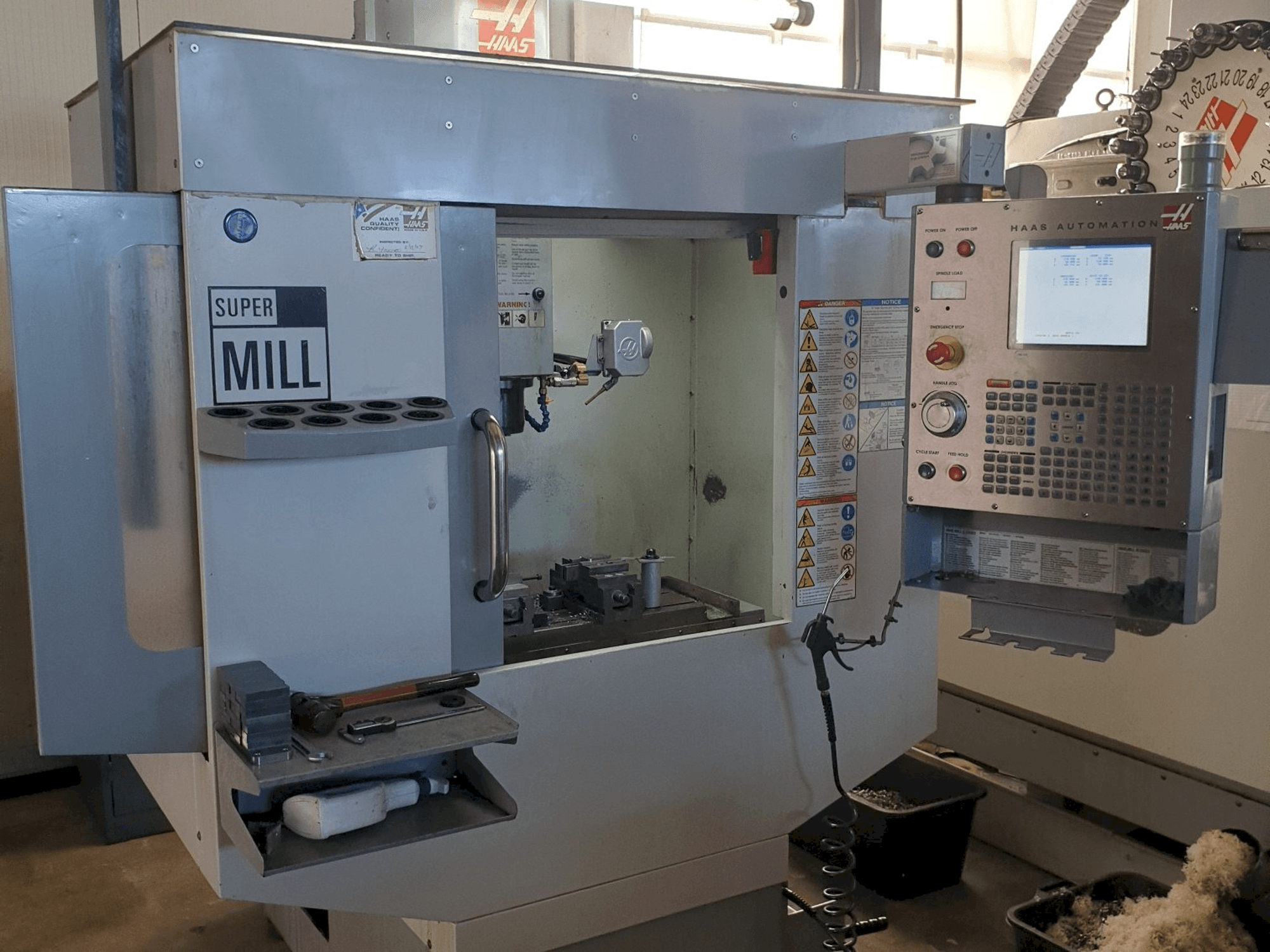 Widok z przodu maszyny HAAS SUPER MINI MILL