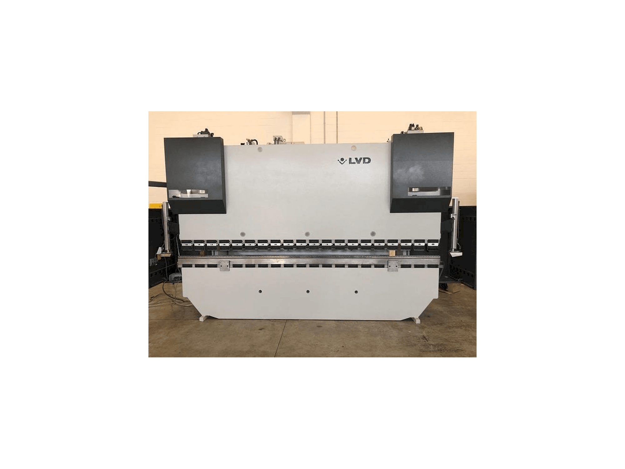 Widok z przodu maszyny LVD PPEB 170/40