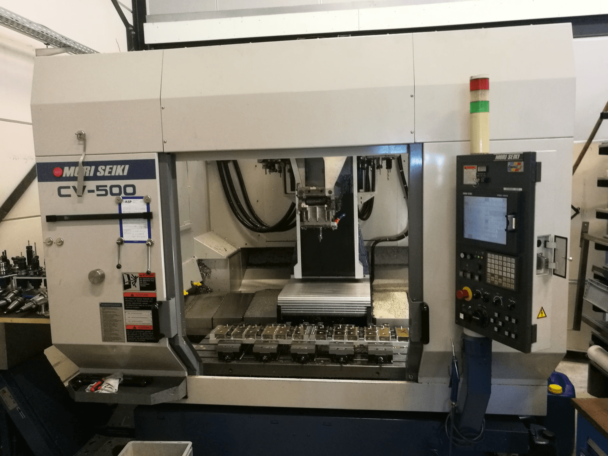 Widok z przodu maszyny MORI SEIKI CV-500B