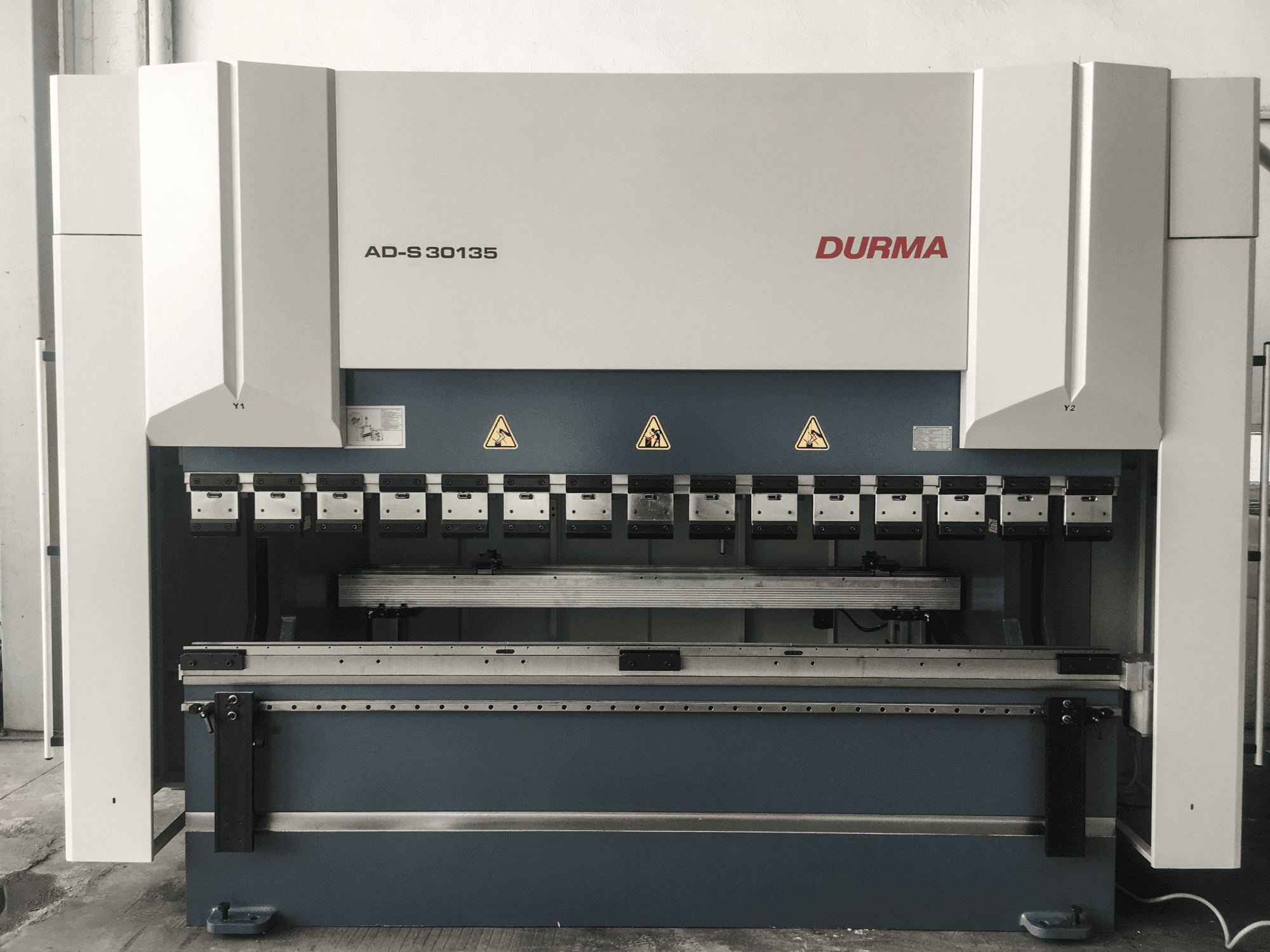 Widok z przodu maszyny Durma AD-S 30135