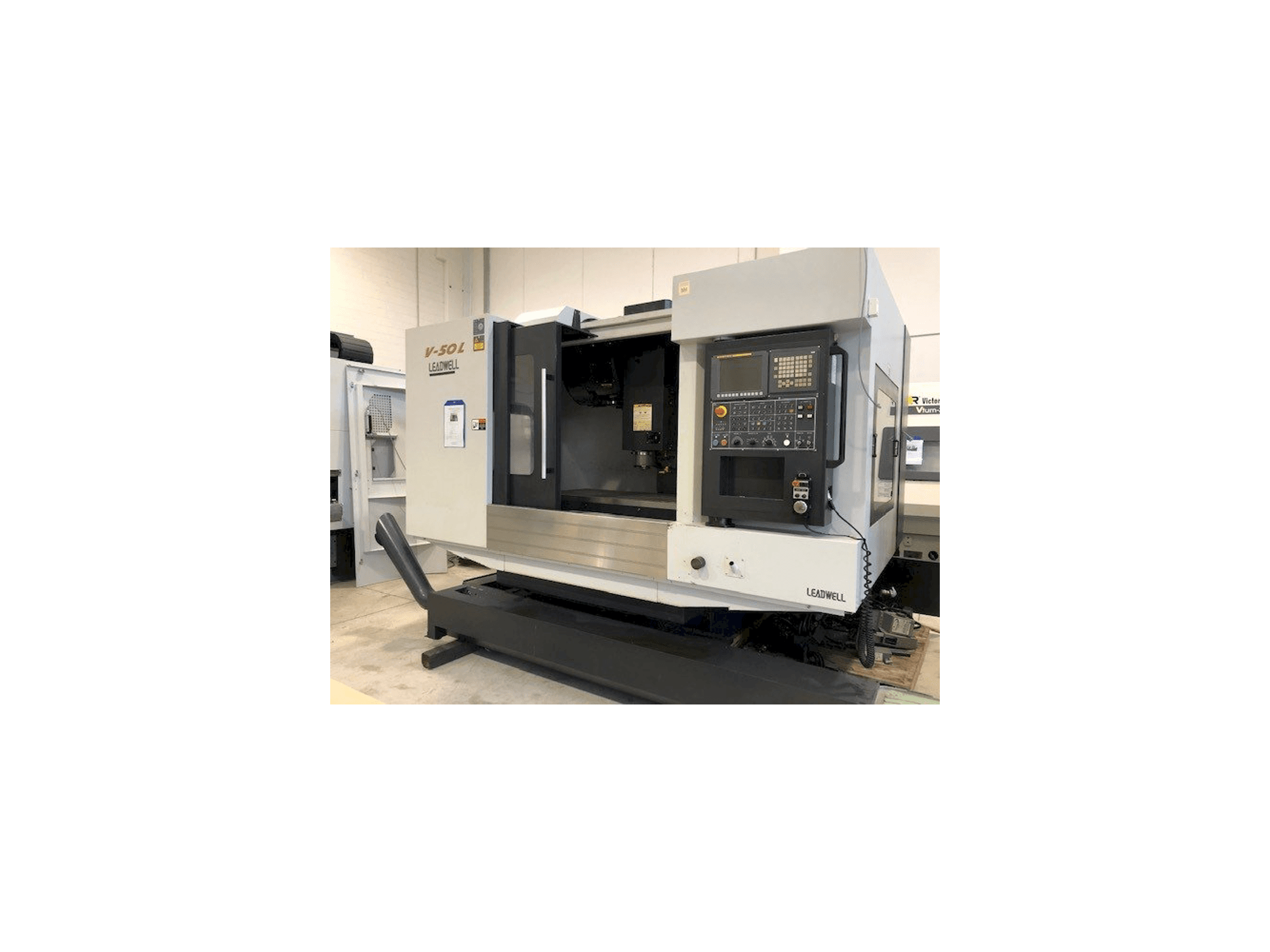 Widok z przodu maszyny Leadwell V50L