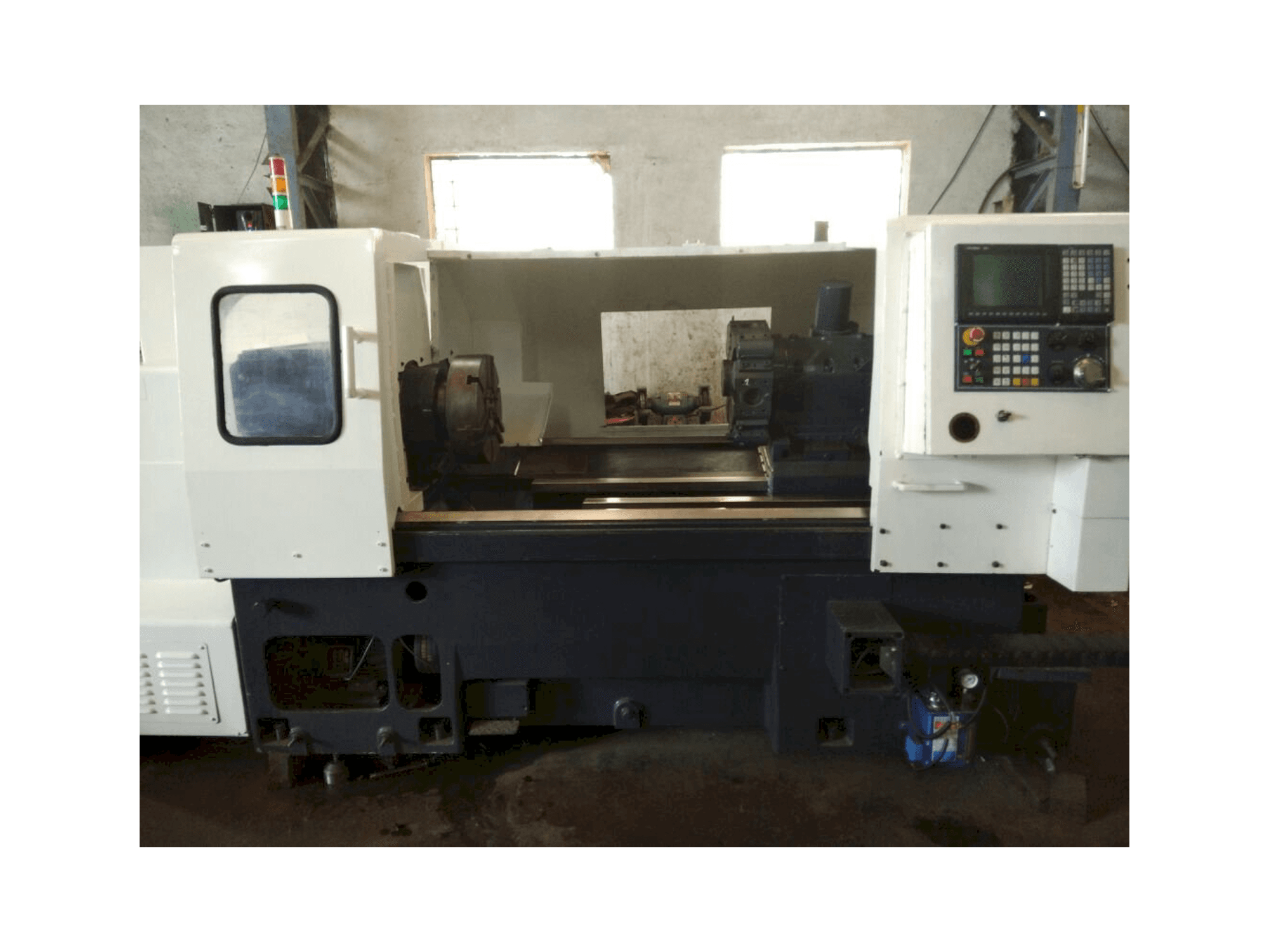 Widok z przodu maszyny MORI SEIKI TL3