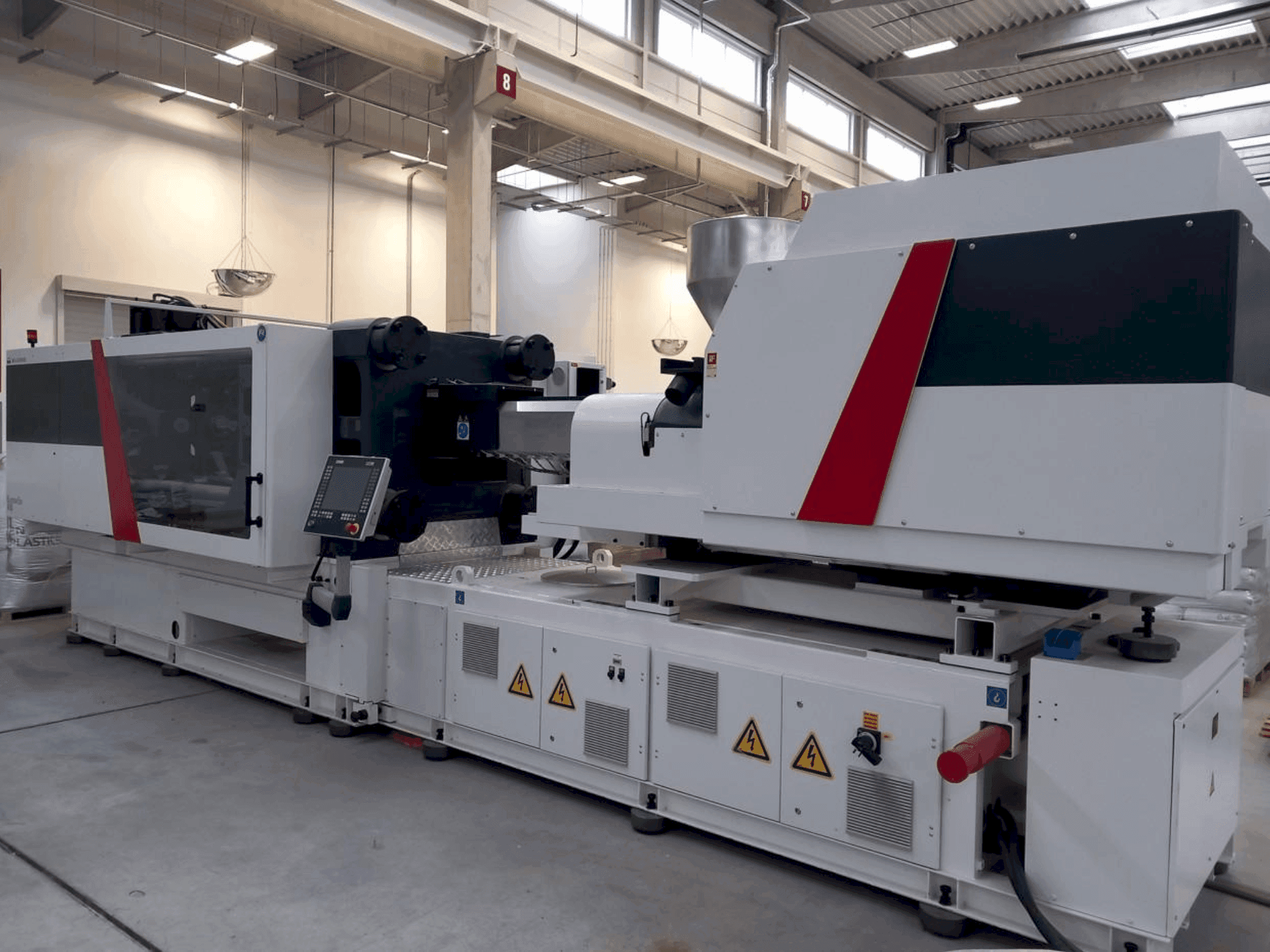 Widok z przodu maszyny Milacron Elektron Evo 450