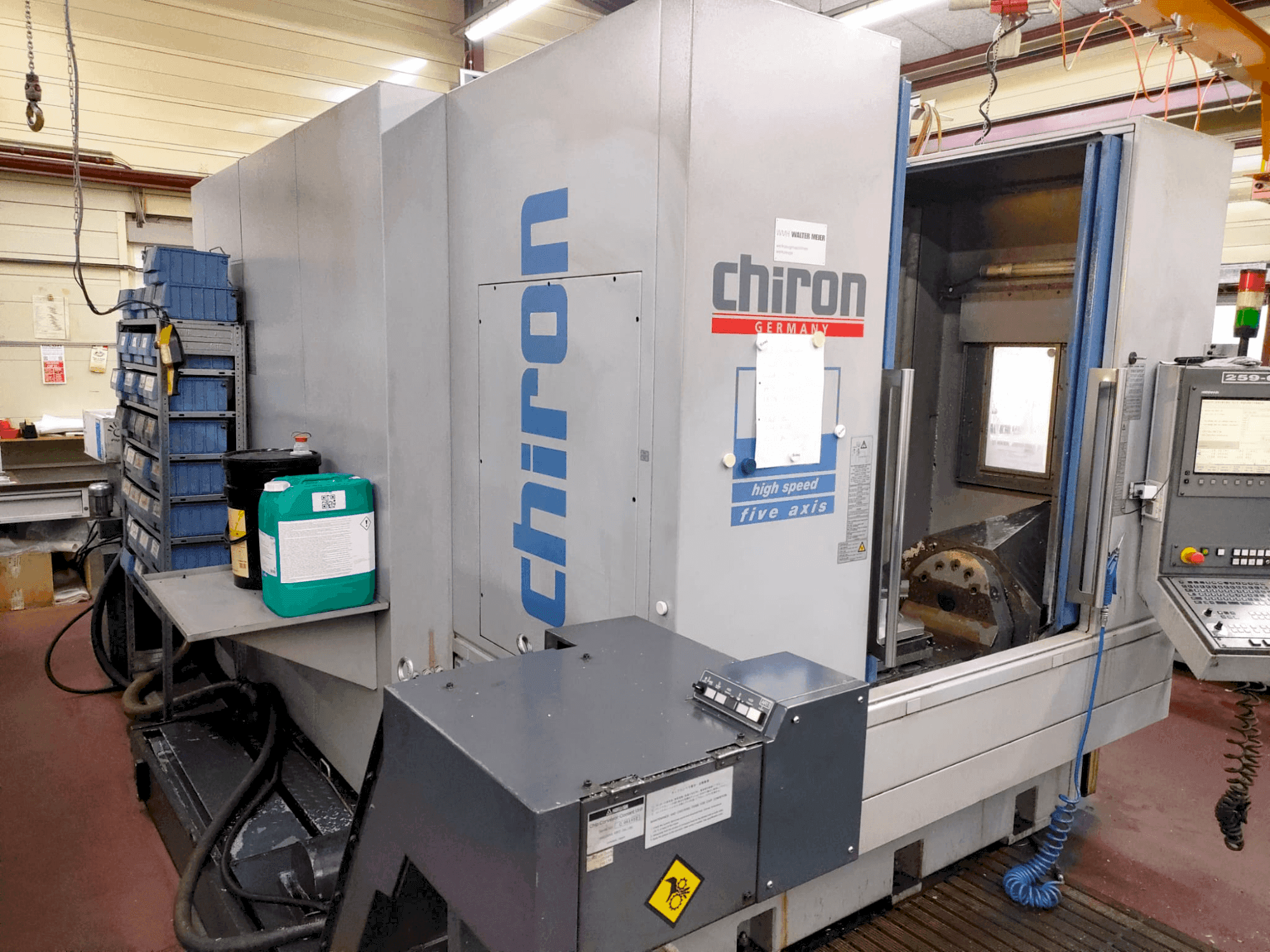 Widok z przodu maszyny CHIRON Mill 800