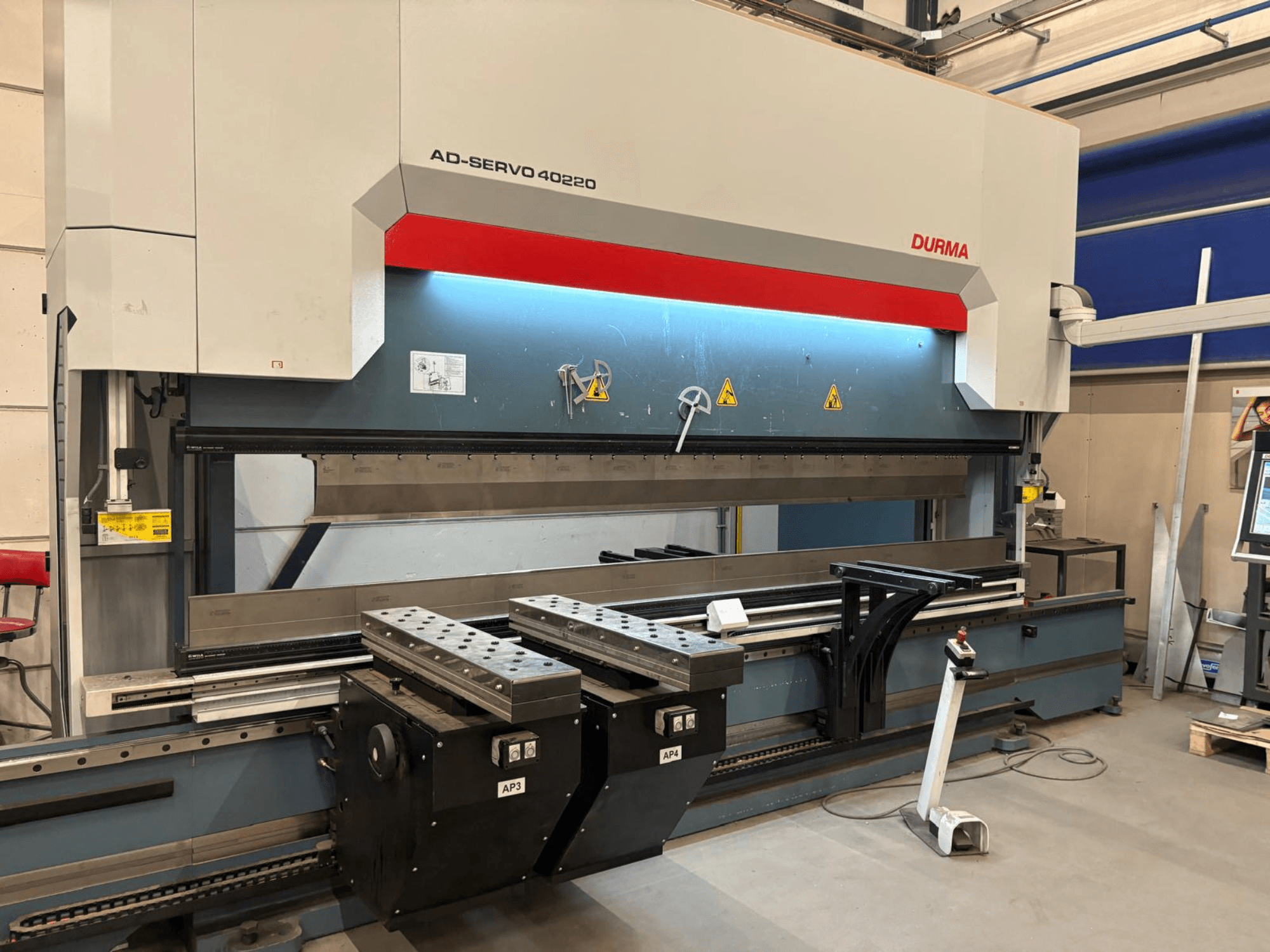 Prasa krawędziowa Durma AD-SERVO 40220, widok z przodu, przedstawiająca panel sterowania, układ hydrauliczny oraz oprzyrządowanie na stole roboczym.