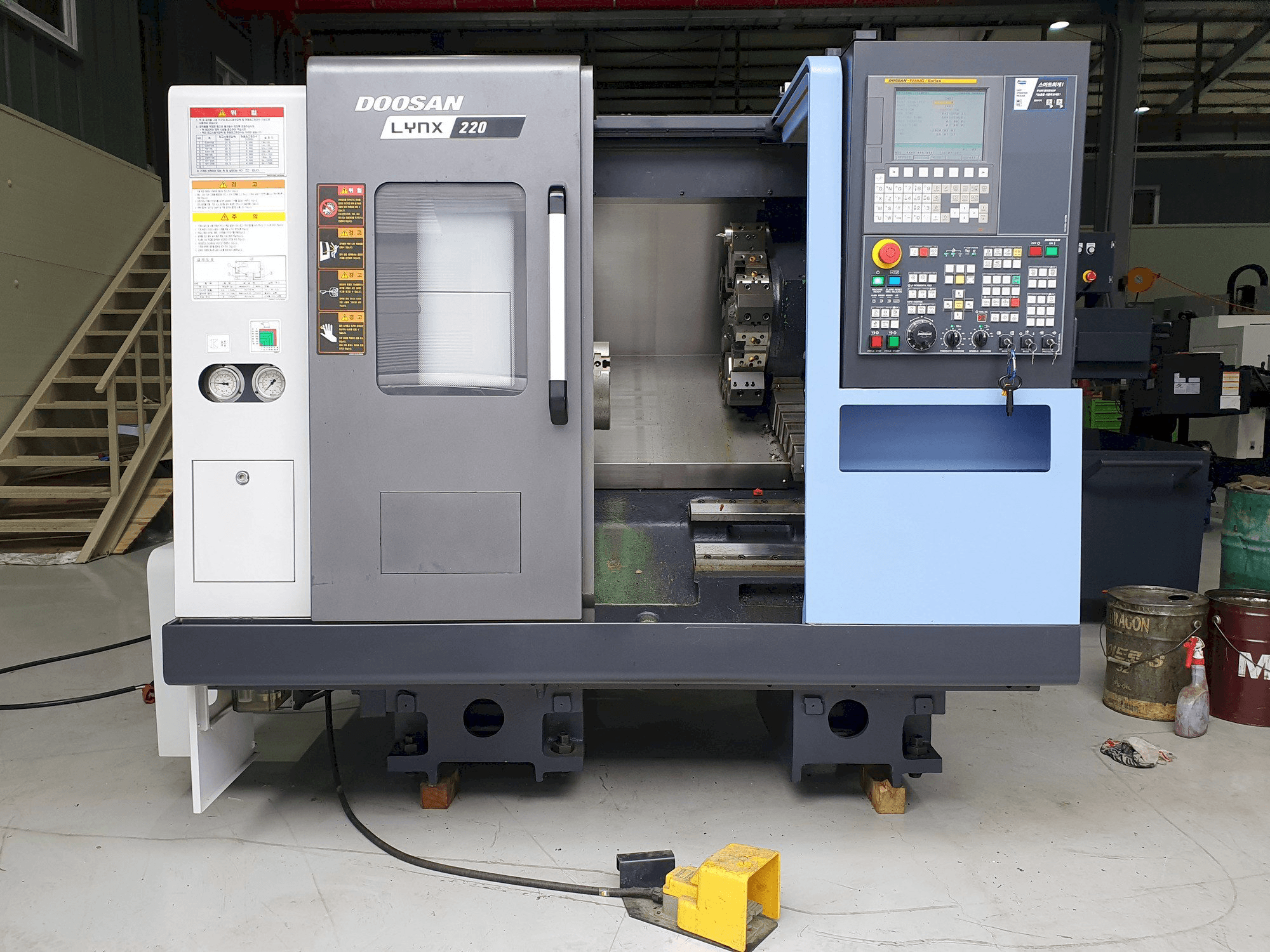 Widok z przodu maszyny Doosan LYNX220C