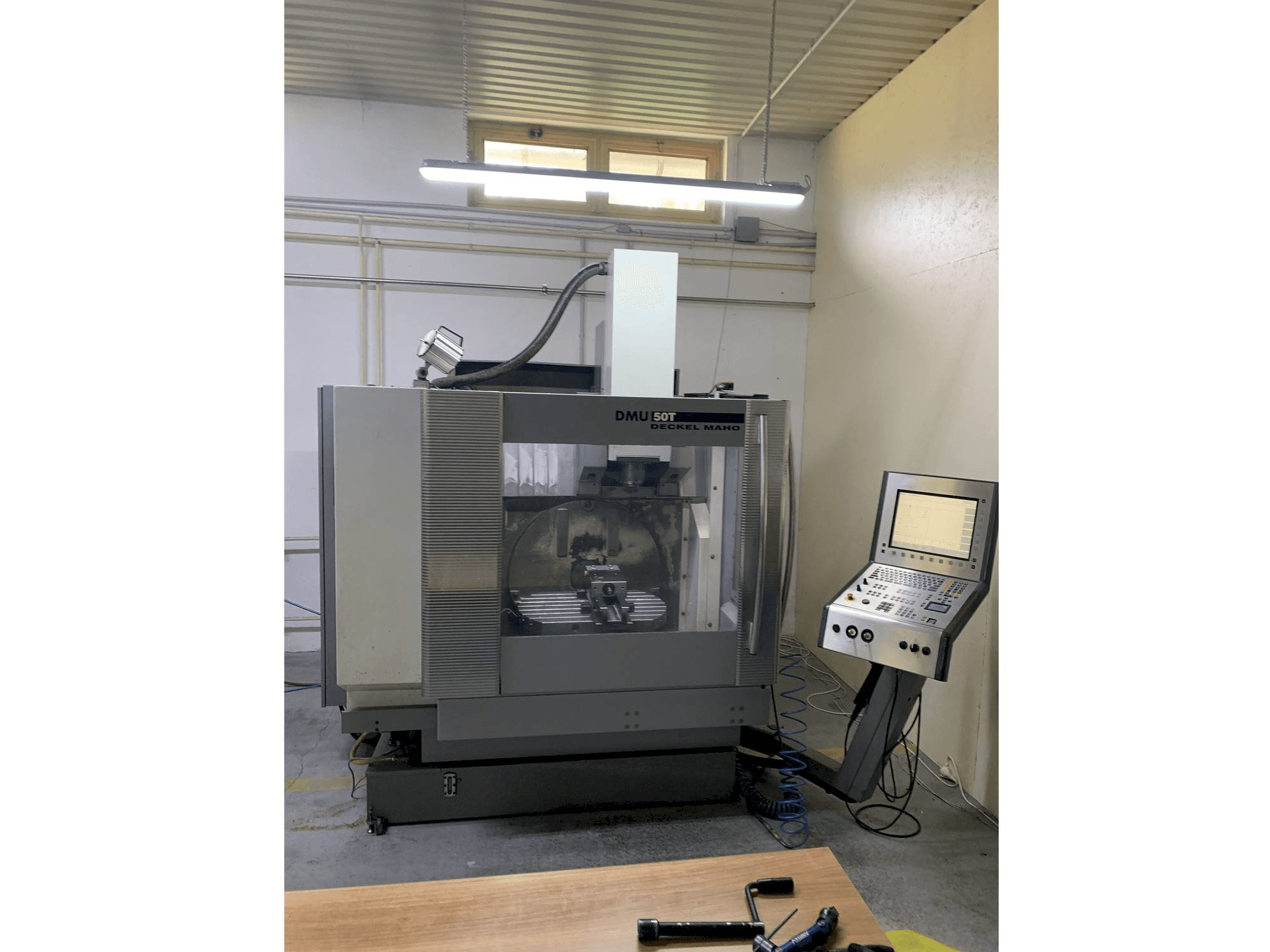 Widok z przodu maszyny DECKEL MAHO DMU 50T