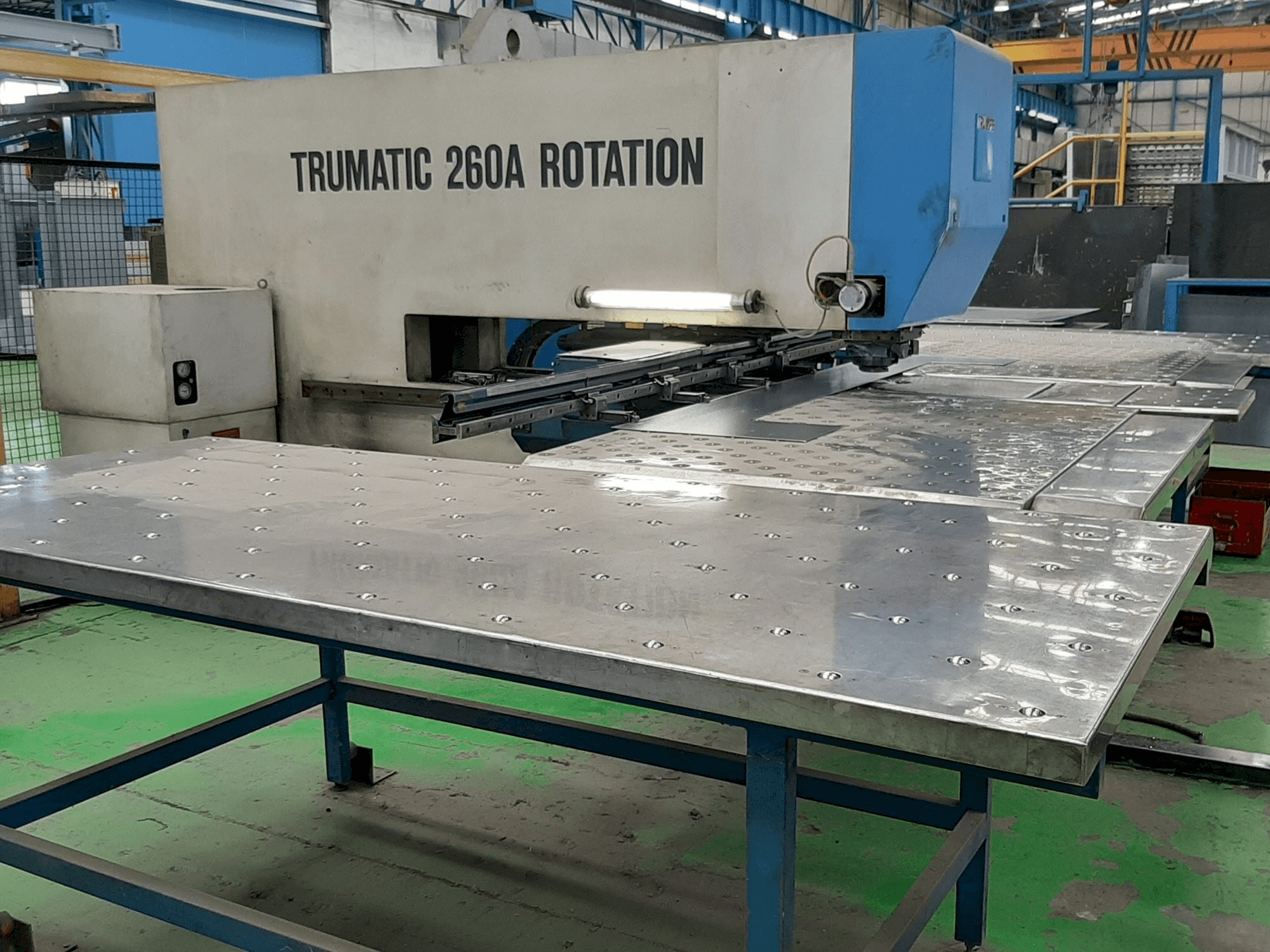 Widok z przodu maszyny Trumpf Trumatic 260A Rotation