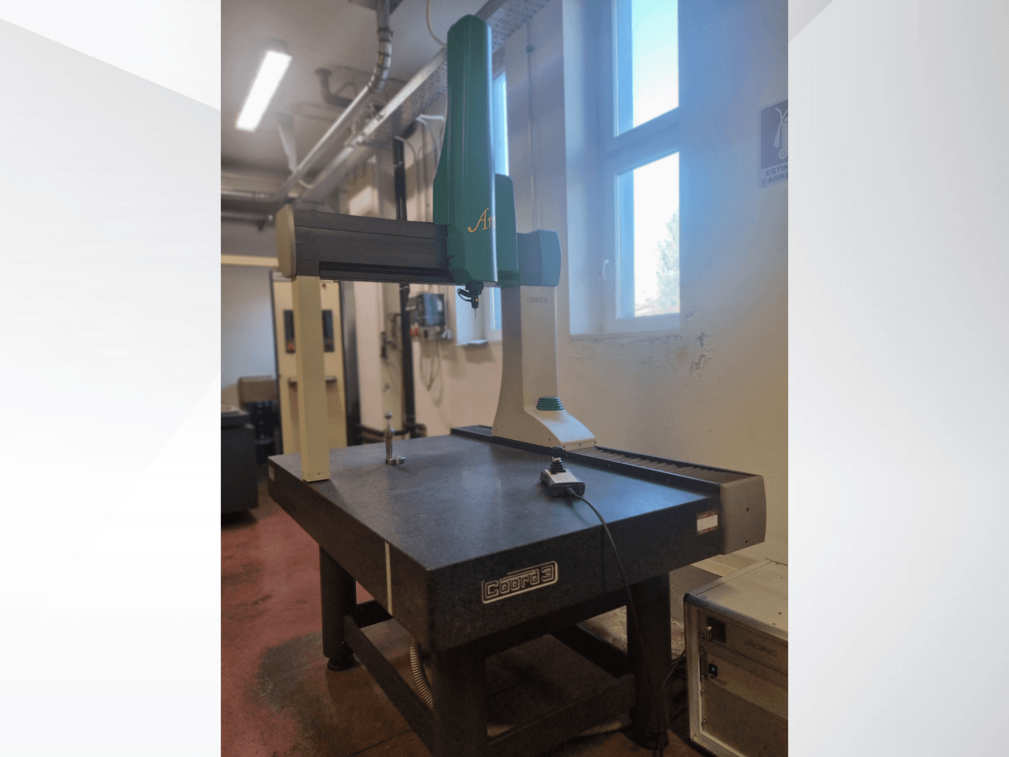 Skaner GOM Atos 3D w widoku od przodu na granitowym stole pomiarowym, z widocznym kablem i urządzeniem sterującym.