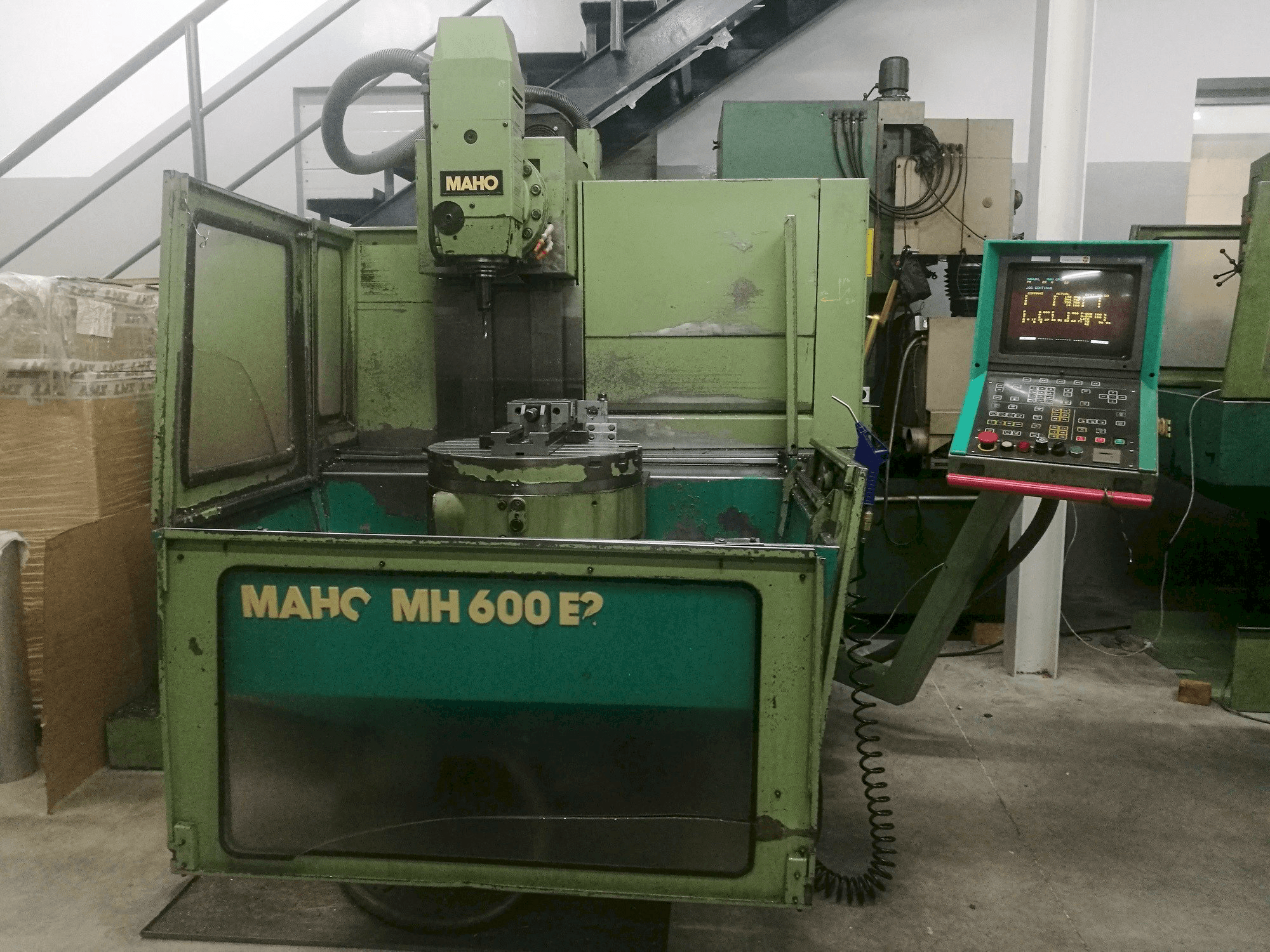 Widok z przodu maszyny Maho MH 600 E2