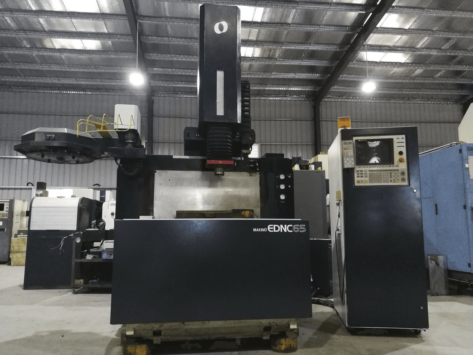 Widok z przodu maszyny Makino EDNC65