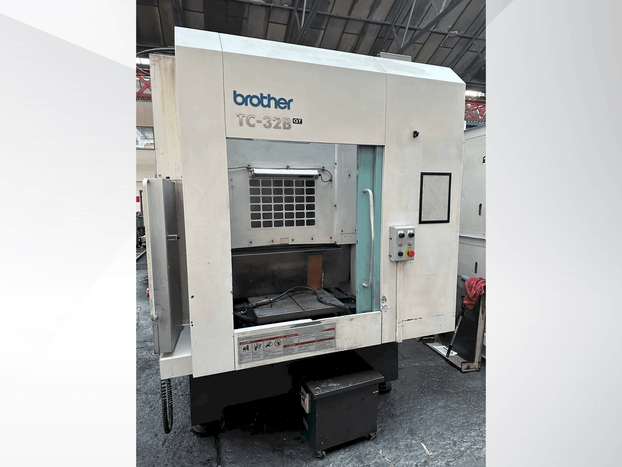 Widok z przodu maszyny Brother TC-32B QT