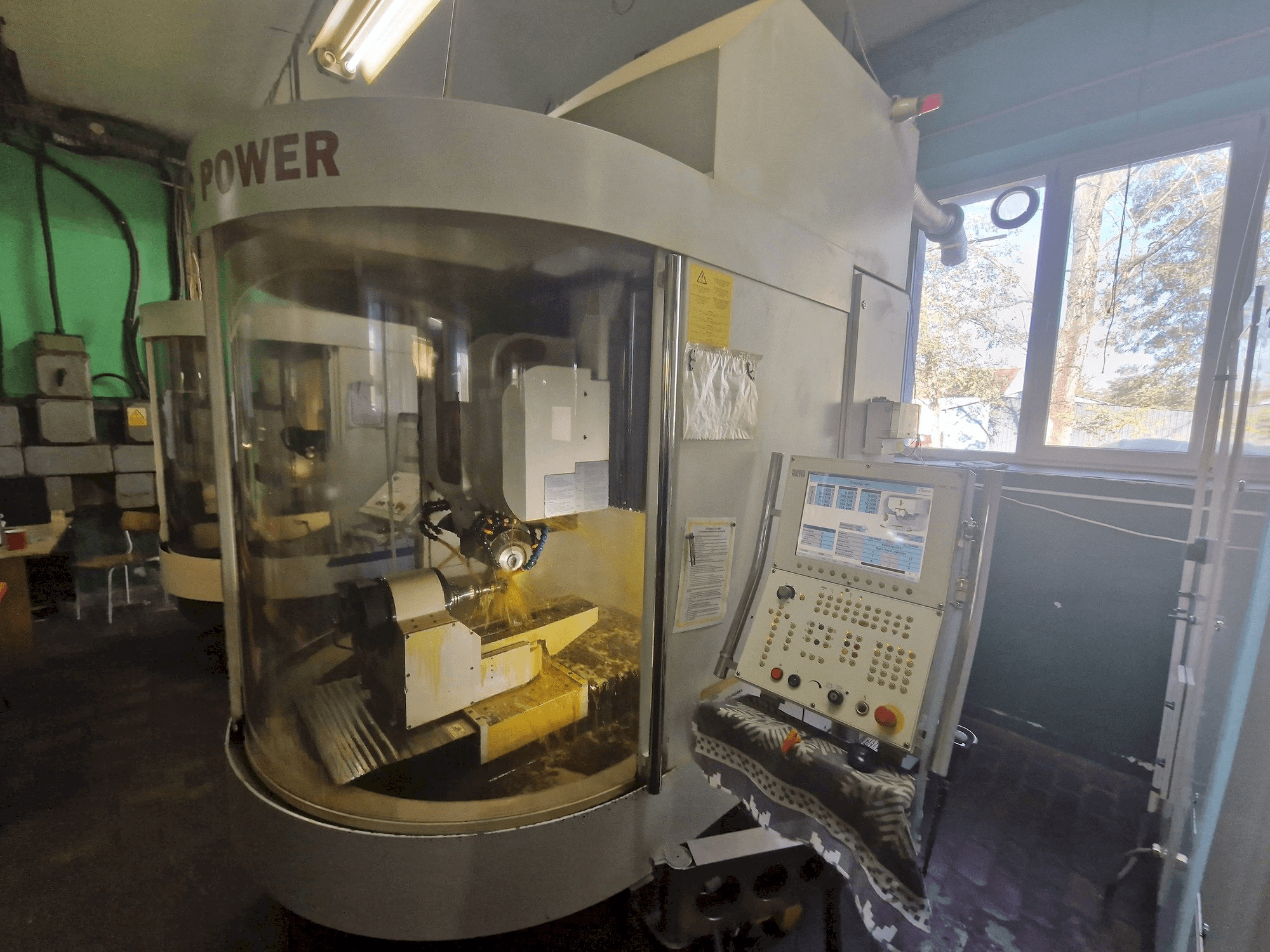 Widok z przodu maszyny WALTER Helitronic Power