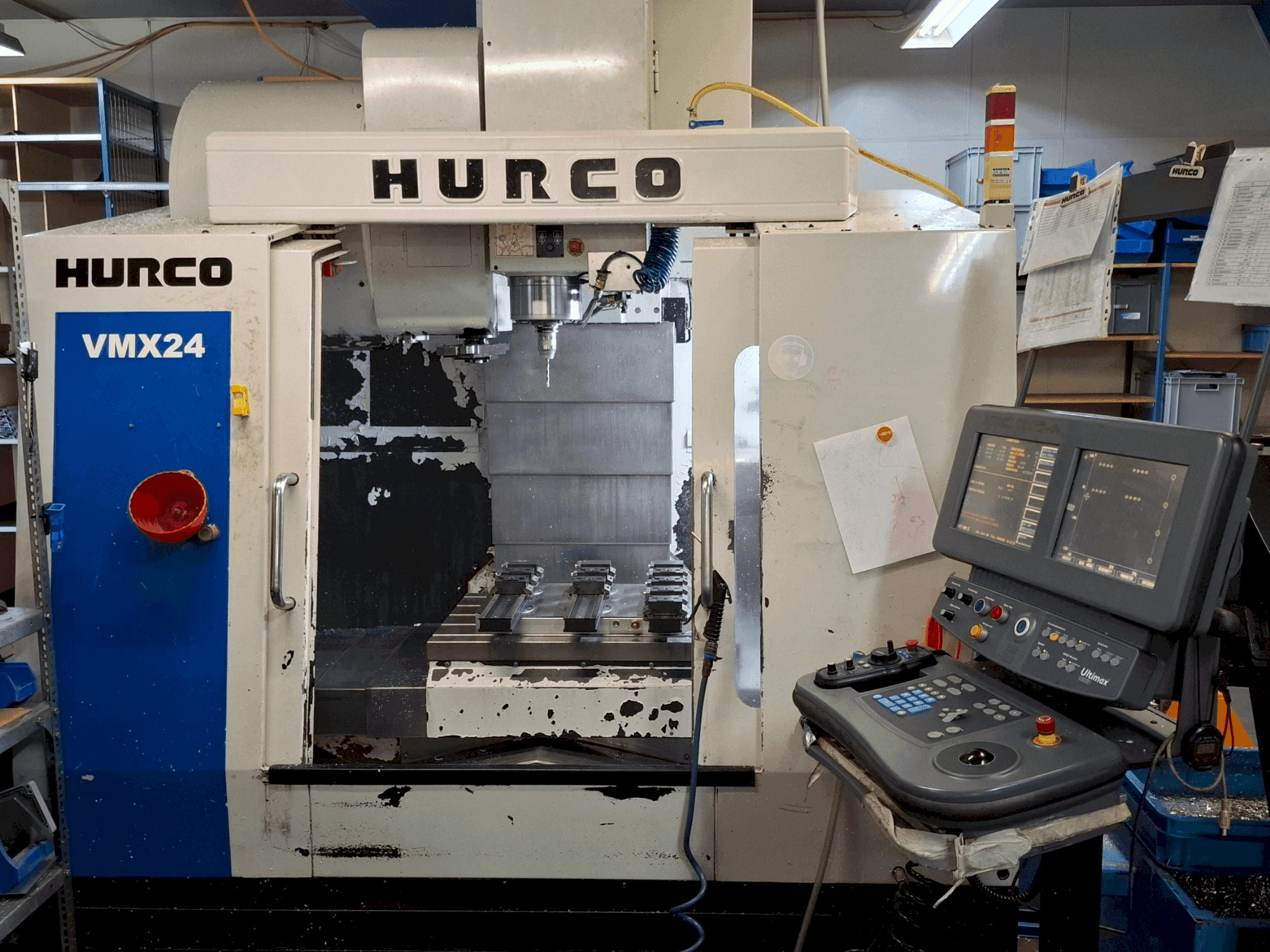 Widok z przodu maszyny Hurco VMX24