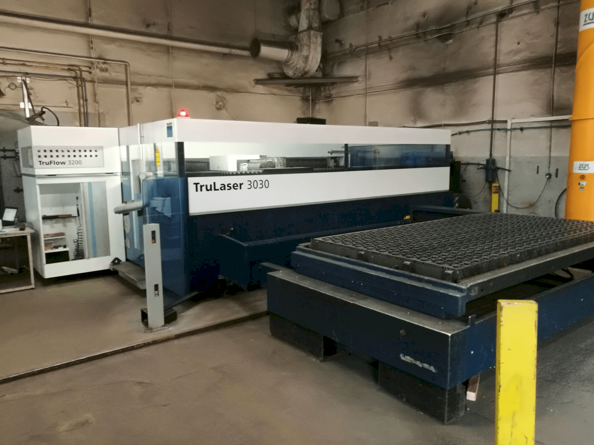 Widok z przodu maszyny Trumpf TruLaser 3030 L20
