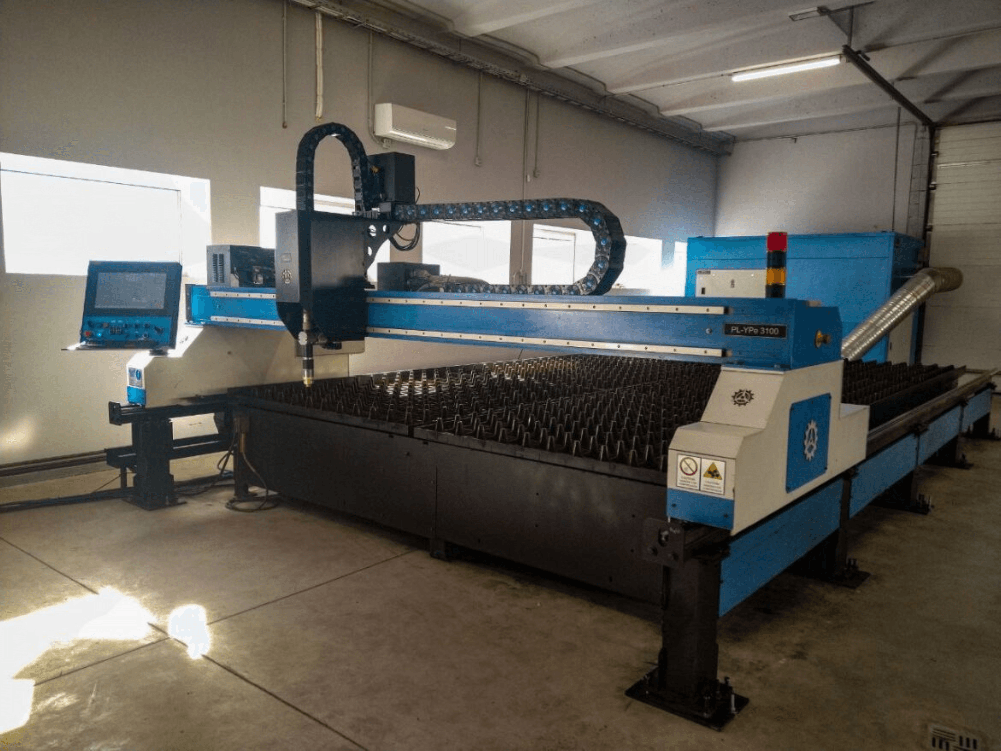 Maszyna do cięcia CNC PL-YP© 3100 z wyświetlaczem, widok z przodu, wyposażona w łoże do cięcia metalu i precyzyjny system prowadzenia dyszy.