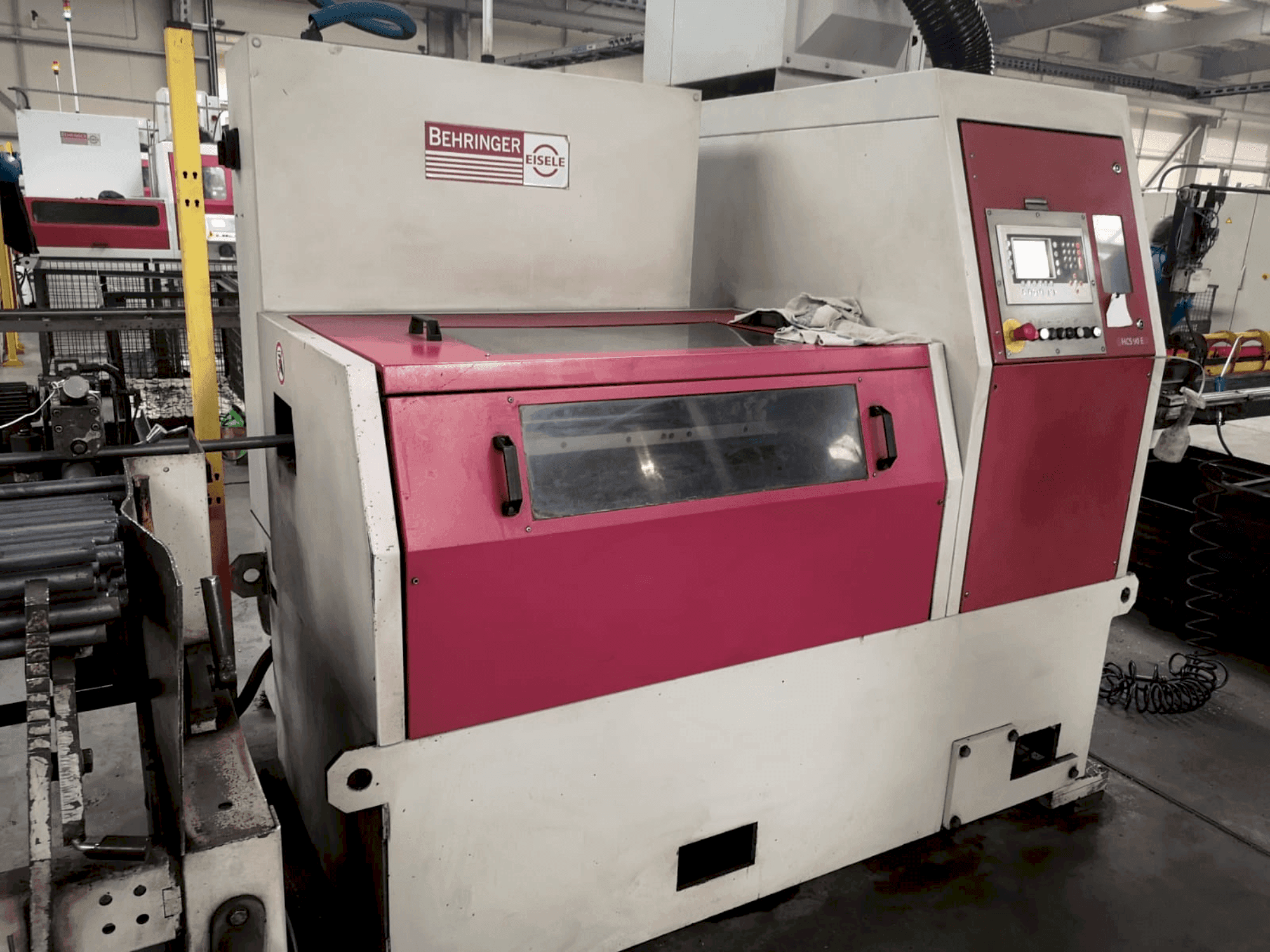 Widok z przodu maszyny Behringer EISELE HCS-90E