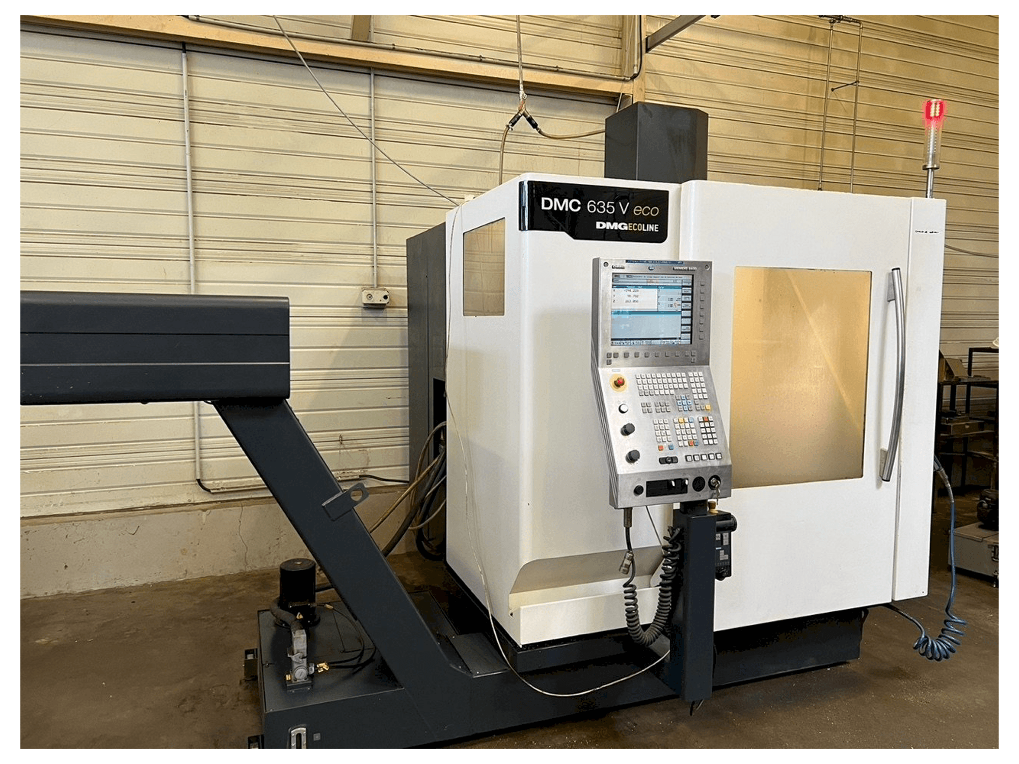 Widok z przodu maszyny DMG DMC 635V ECOLINE