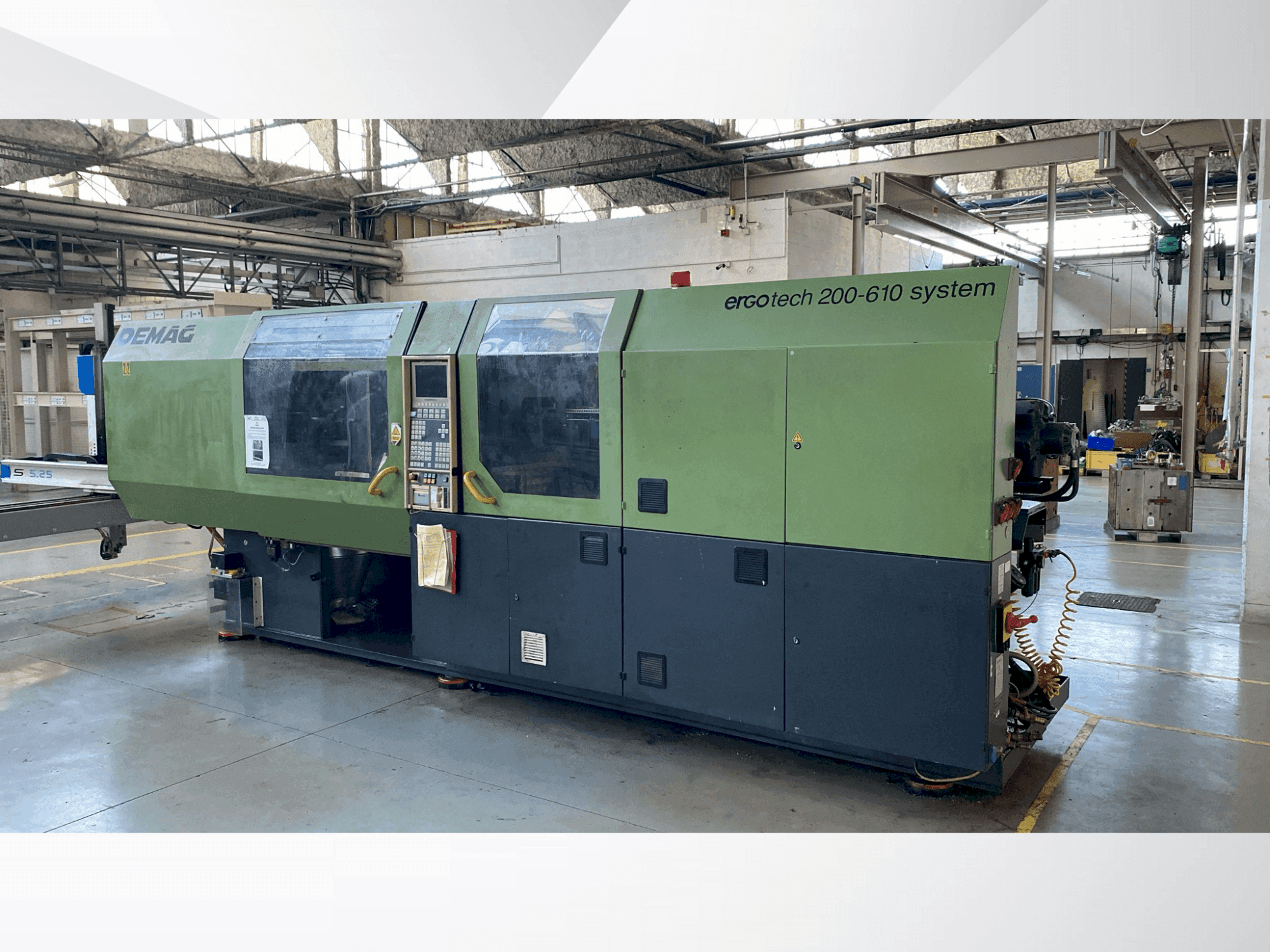 Widok z przodu maszyny DEMAG Ergotech Sytem 200-610