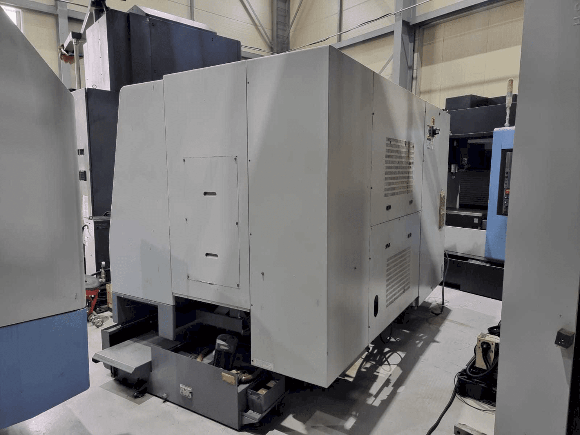 Widok z przodu maszyny Hyundai Kia SKT250Y