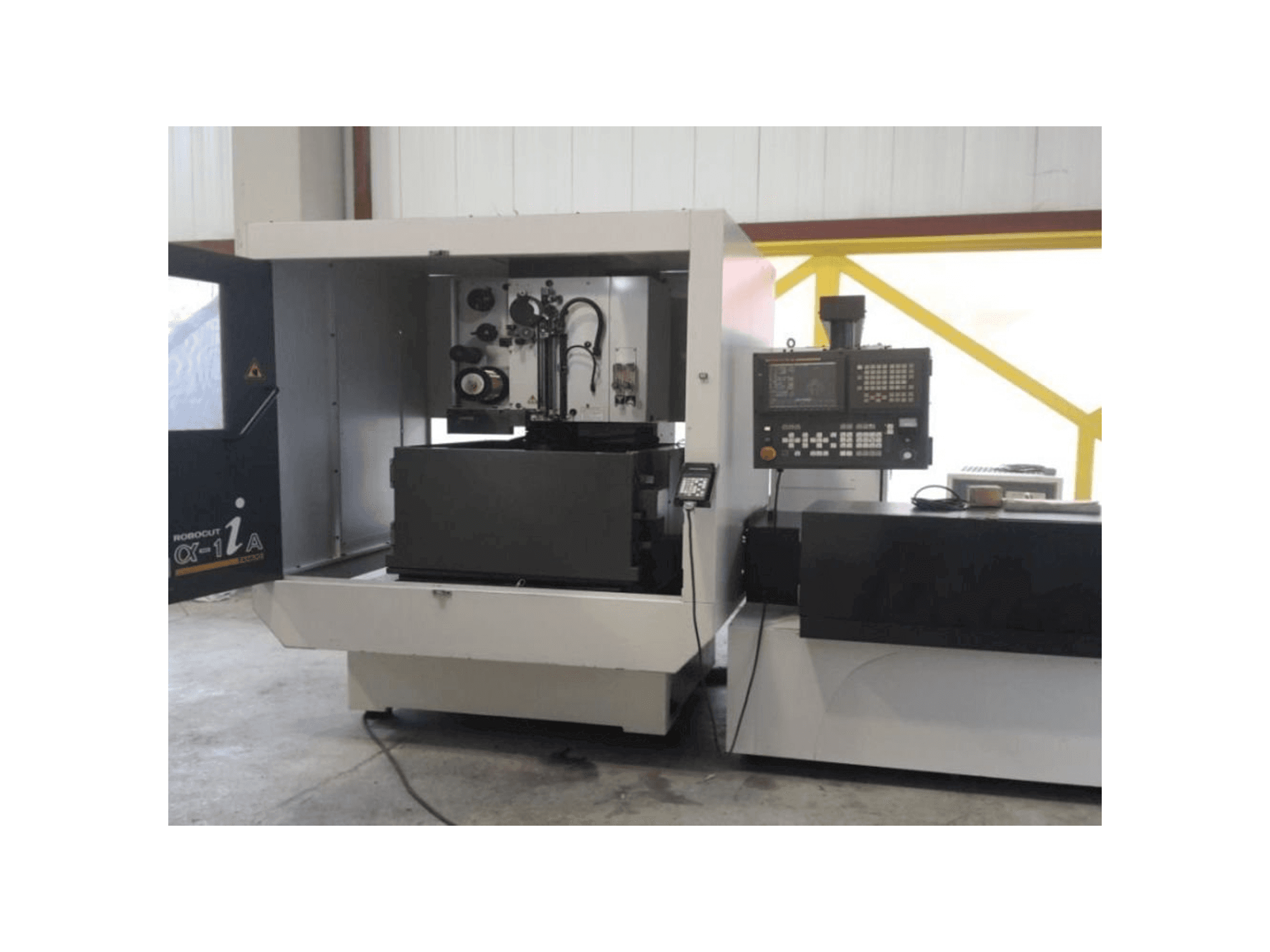 Widok z przodu maszyny FANUC Robocut α-1iA