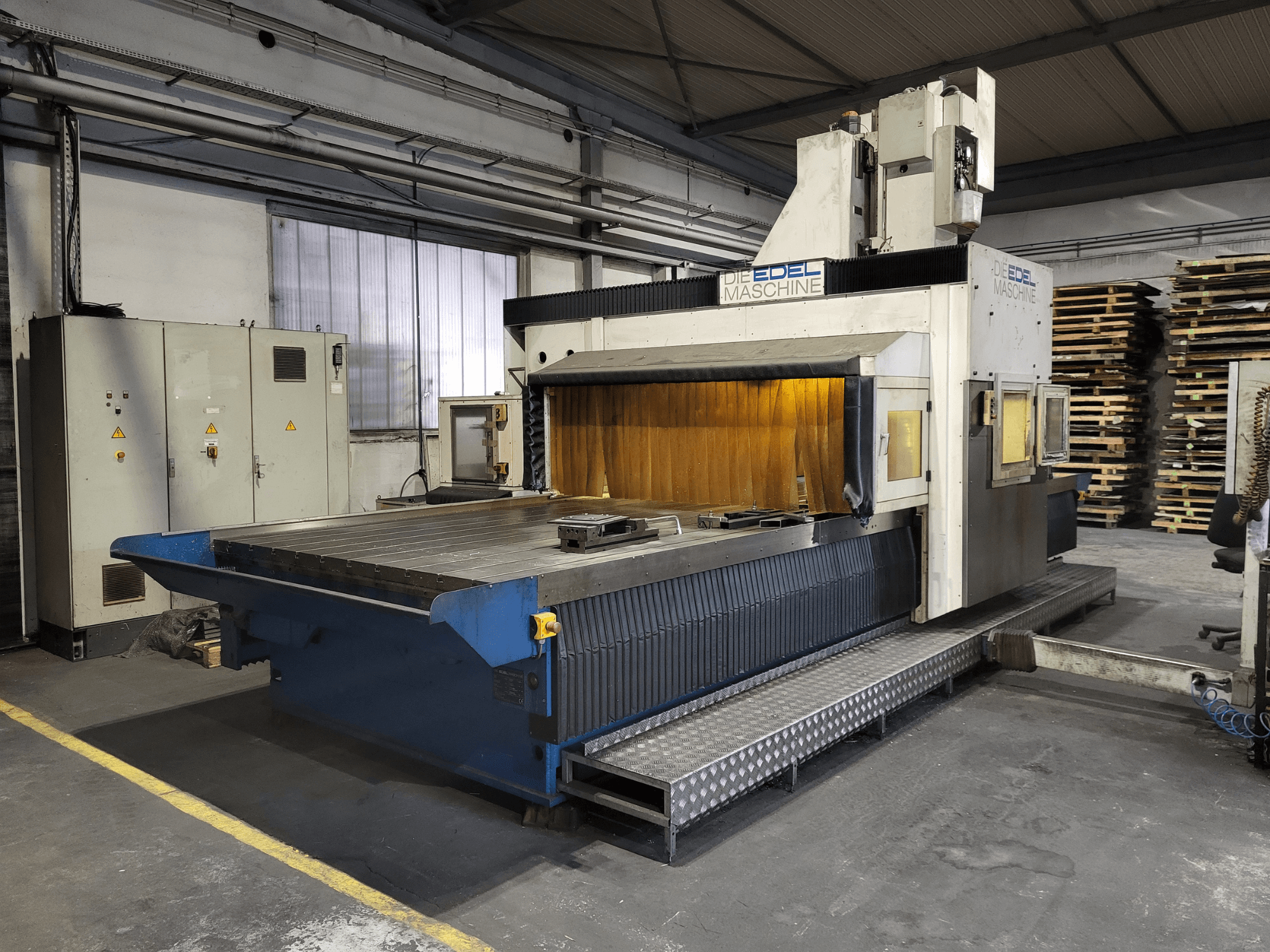 Frezarka bramowa EDEL Koordimatic XL 4020, widok z przodu, pokazujący duży stół roboczy i jednostkę sterującą w warunkach przemysłowych.