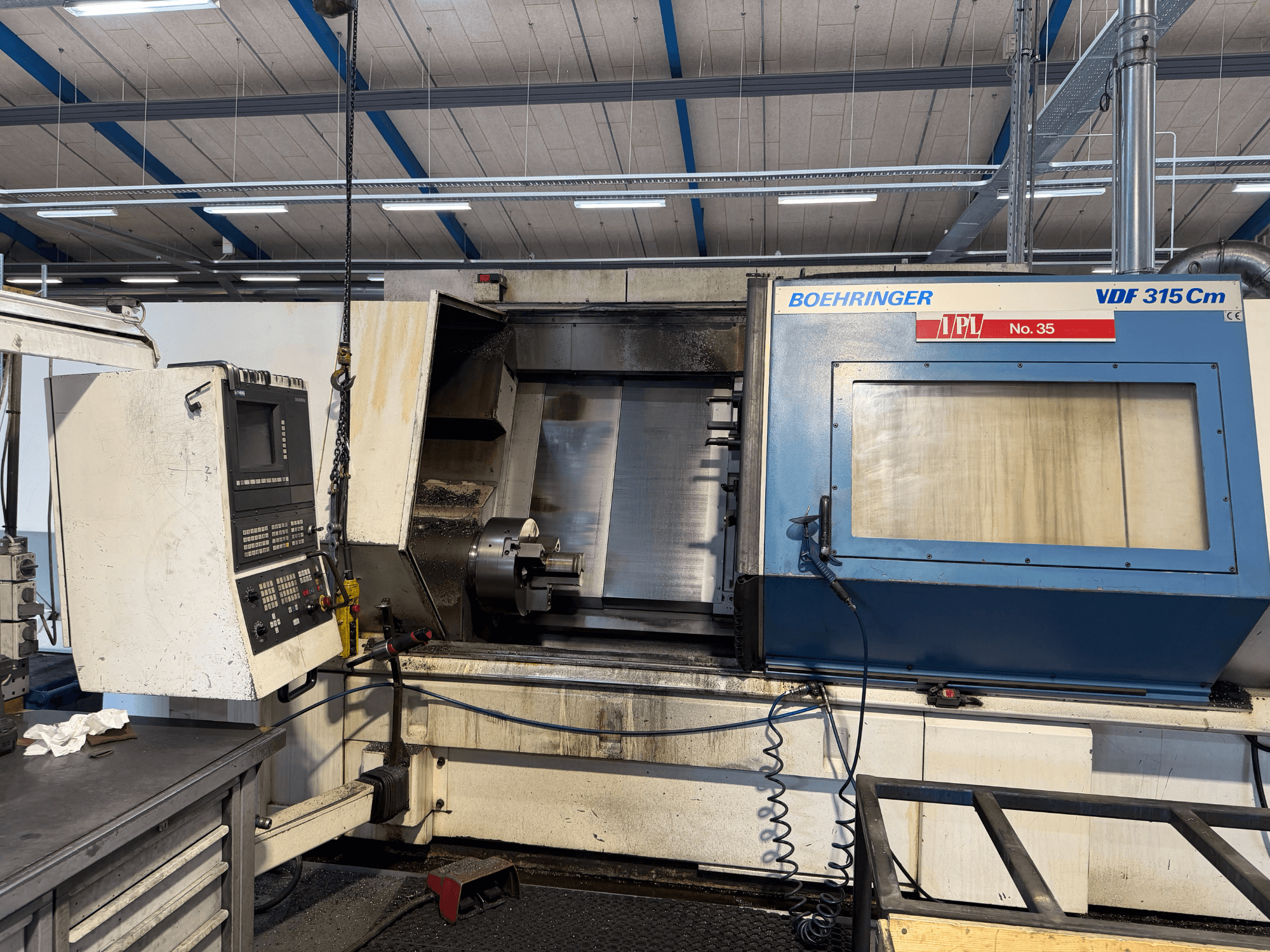 Widok z przodu tokarki poziomej BOEHRINGER VDF 315 CM z panelem sterowania i otwartym obszarem obróbki.