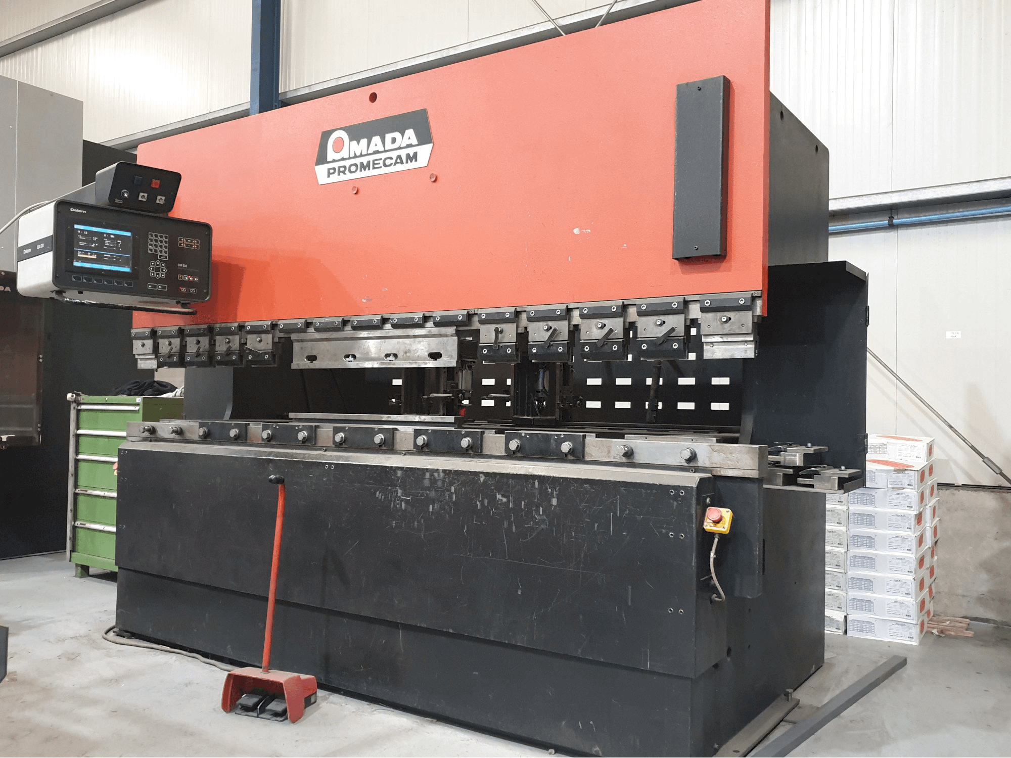 Widok z lewej maszyny AMADA APX 3000 X 100 T