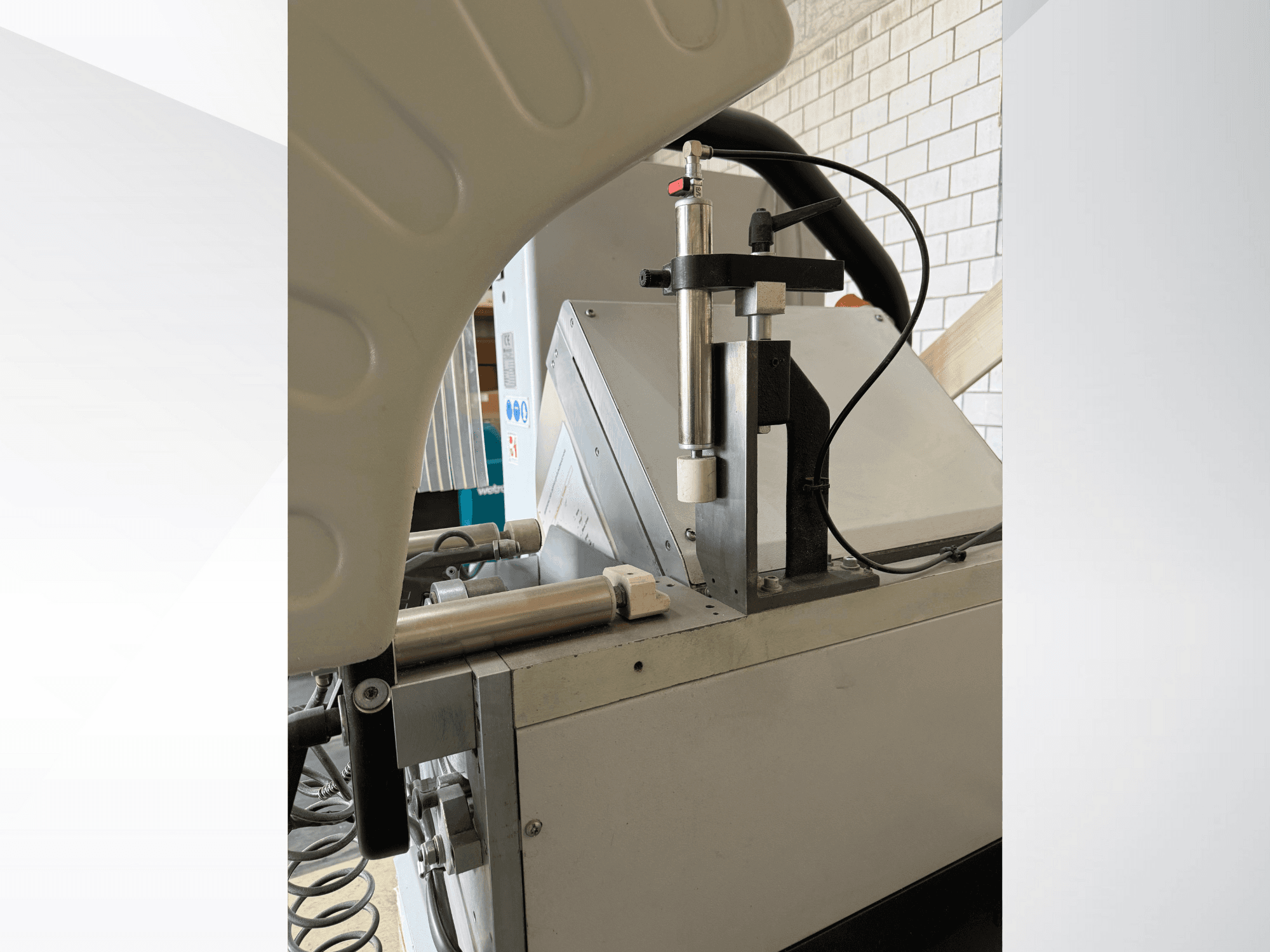 Zbliżenie precyzyjnej maszyny dozującej z pionową strzykawką, widocznym logo marki i panelem sterowania z przodu.