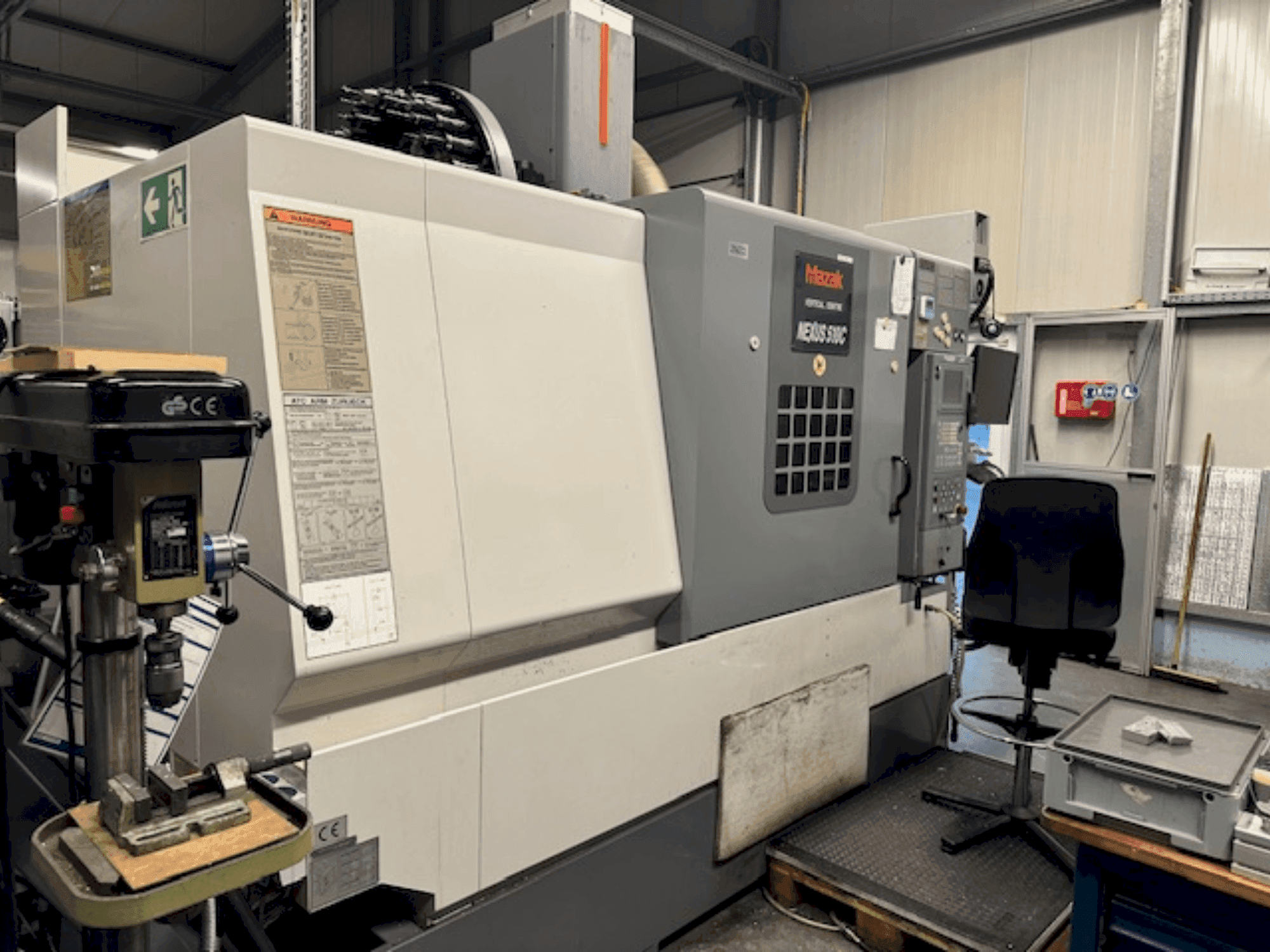 Widok z przodu maszyny Mazak VCN 510-C