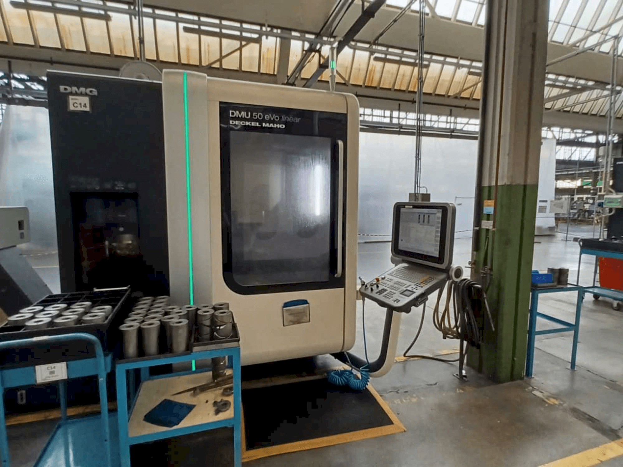 Widok z przodu maszyny DMG DMU 50 evo linear