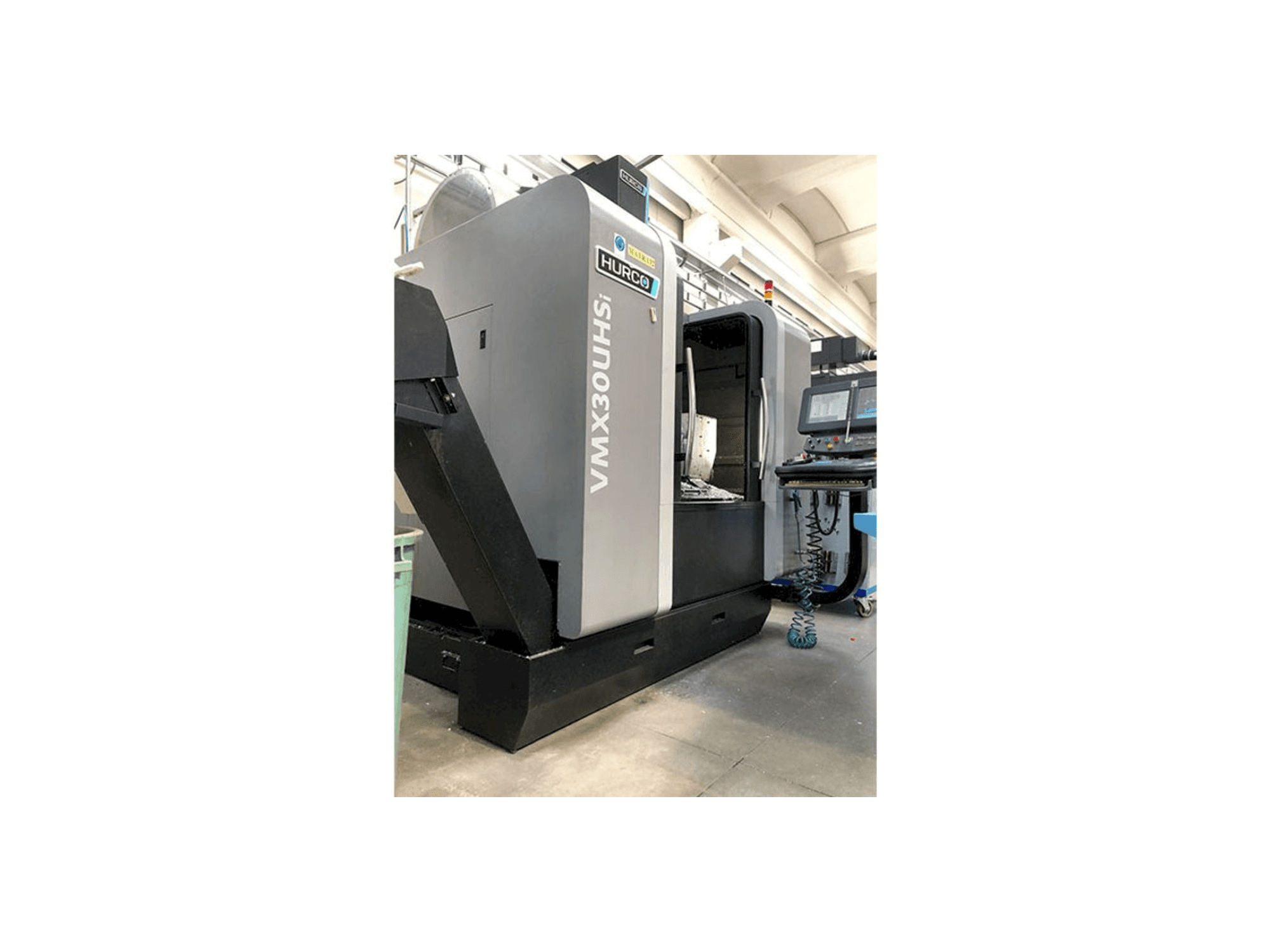 Widok z przodu maszyny Hurco VMX30 UHSi