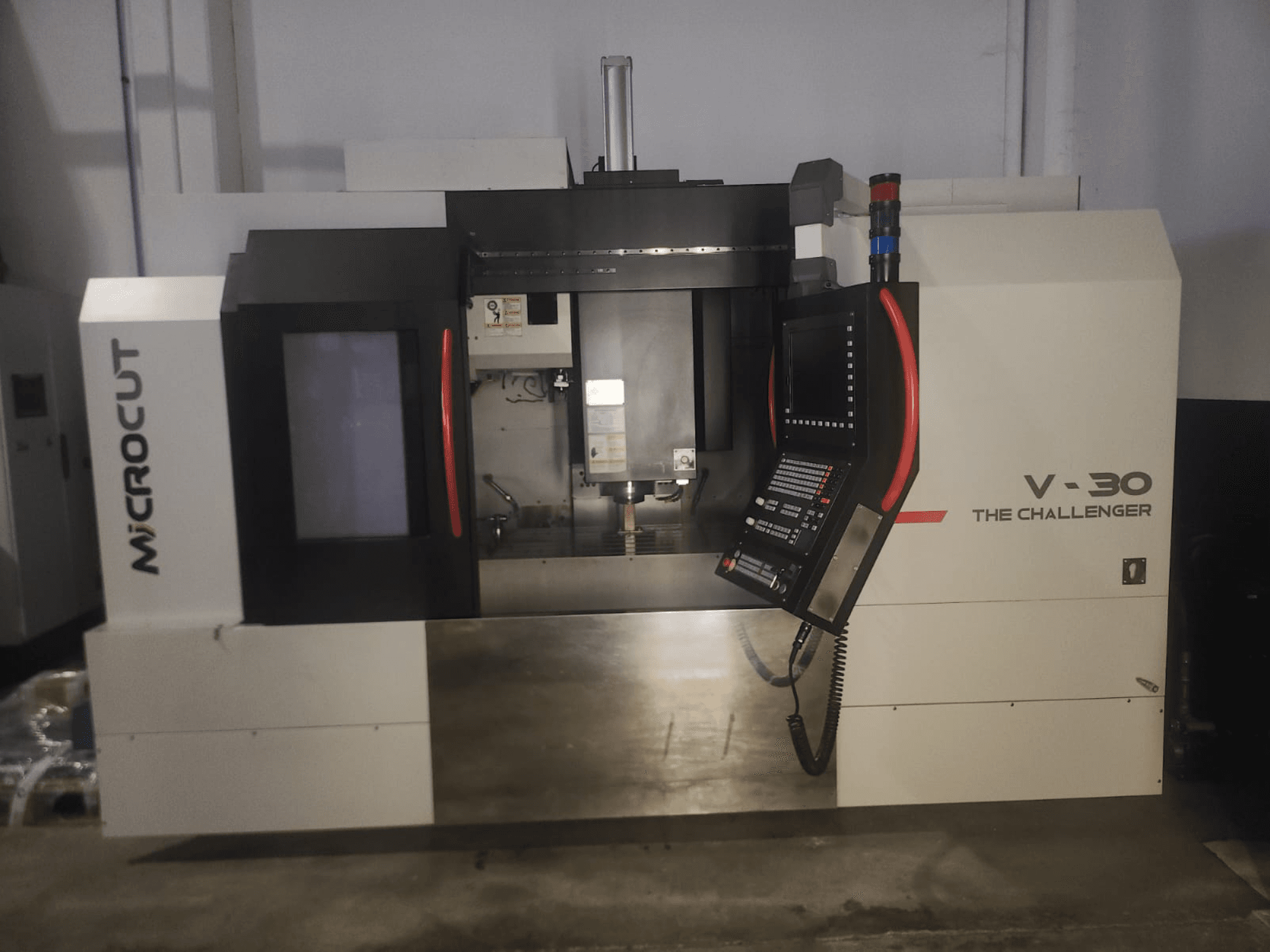 Microcut V-30 Maszyna CNC Challenger, widok z przodu, z panelem sterowania, obszarem cięcia i elementami wzornictwa przemysłowego.