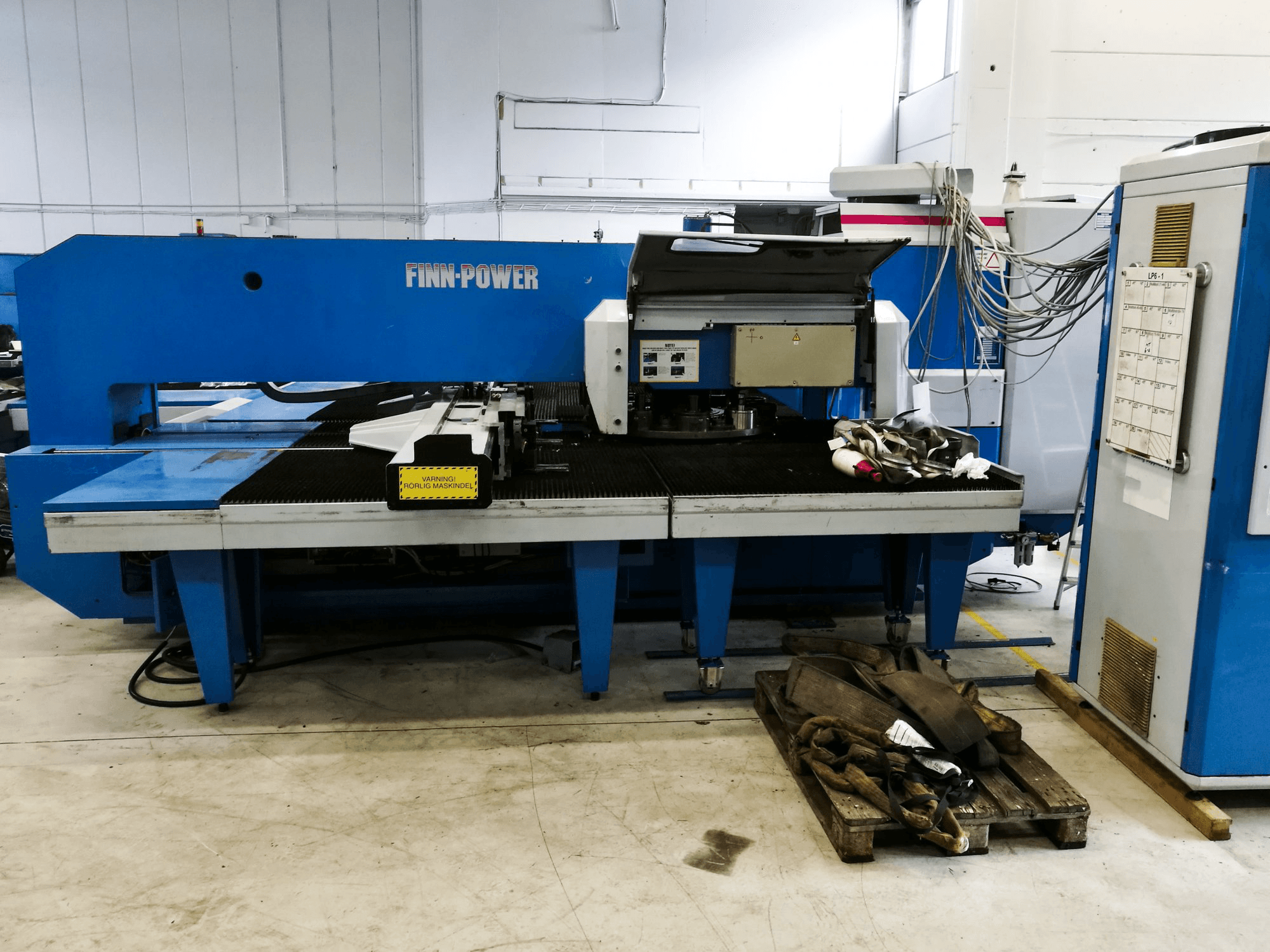 Widok z przodu maszyny Finn-Power LP6 SB