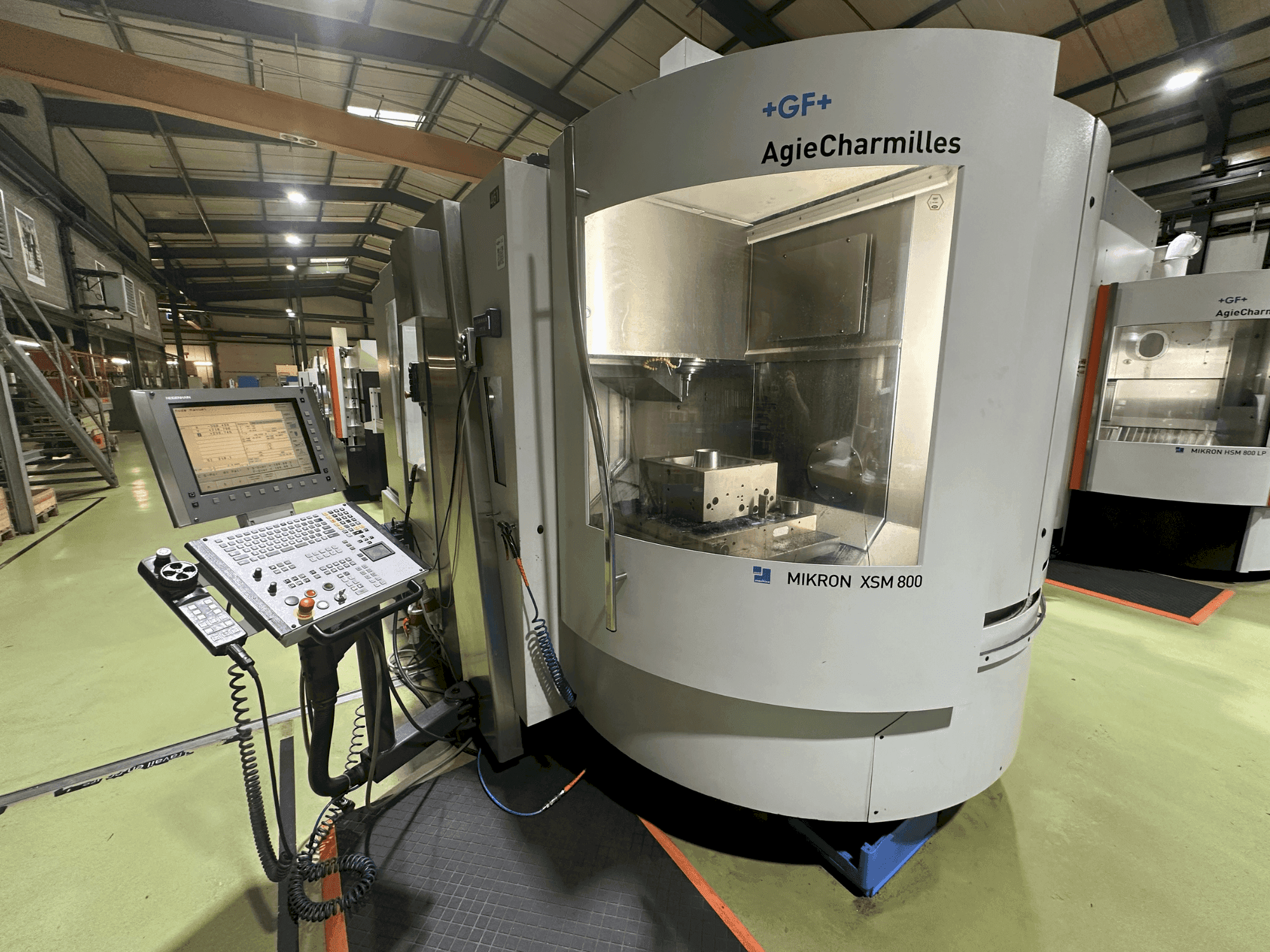 Widok z przodu maszyny +GF+ AgieCharmilles Mikron XSM 800