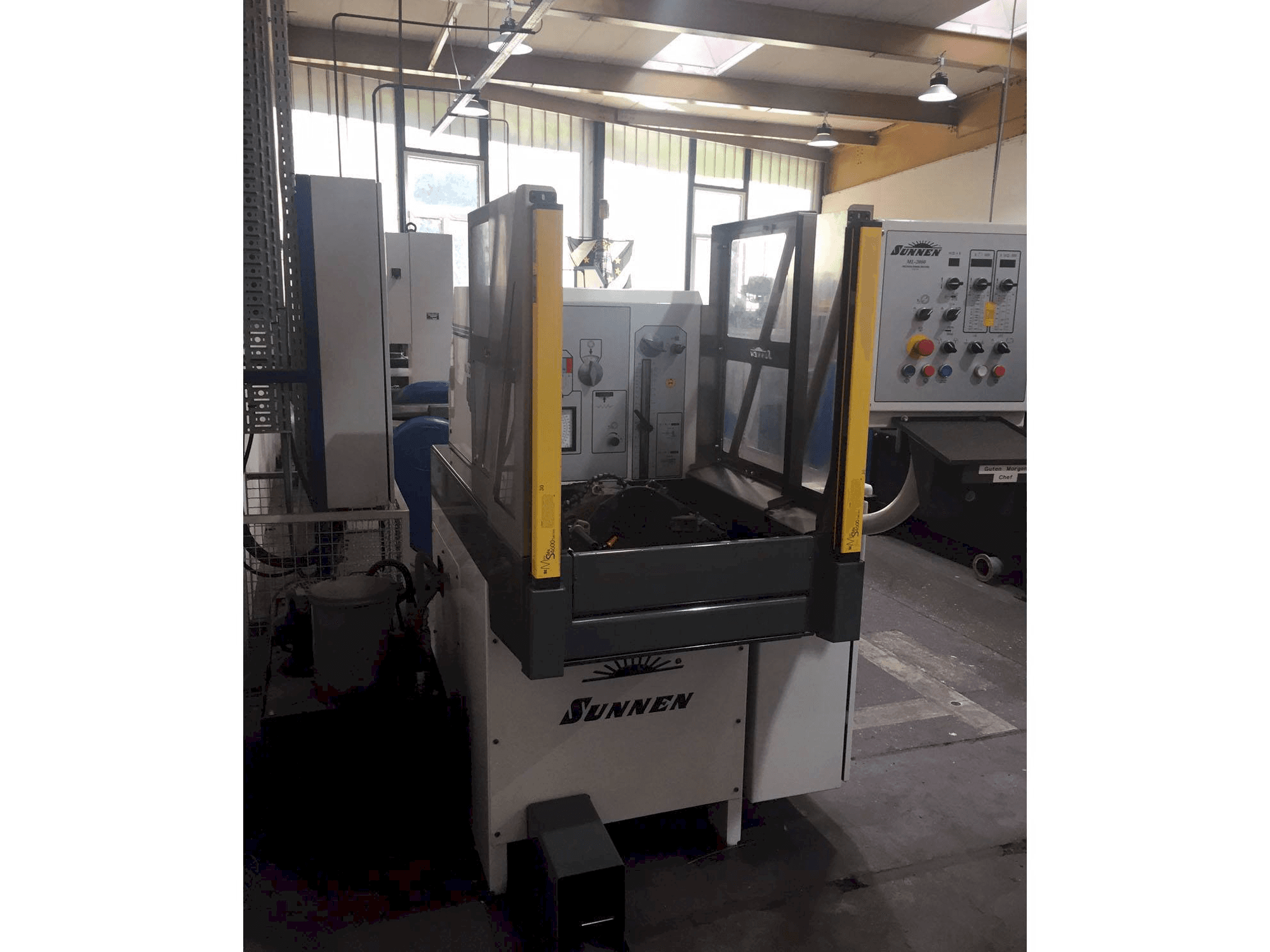Widok z przodu maszyny Sunnen ML-2000