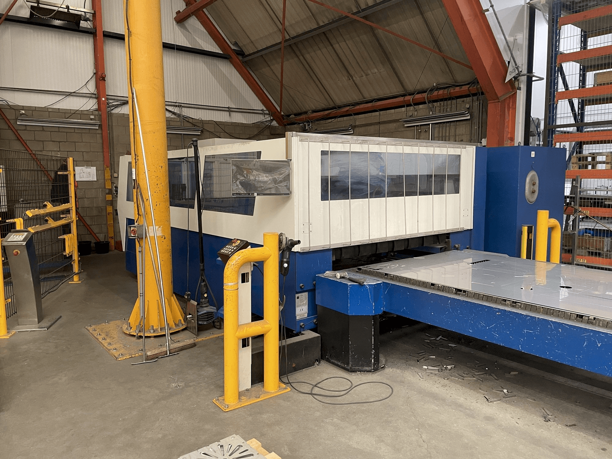 Widok z przodu maszyny Trumpf Trumatic L3050 5kW