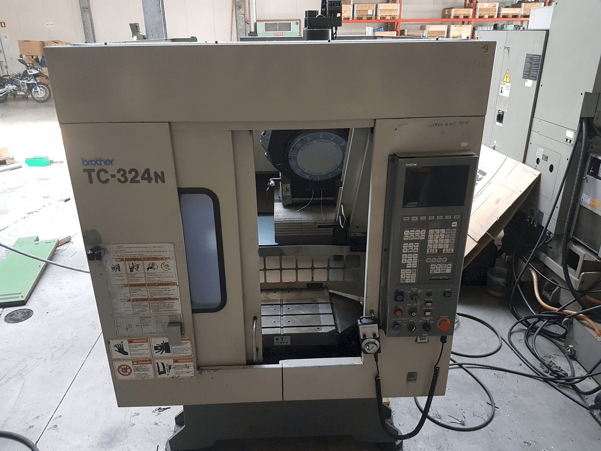 Widok z przodu maszyny Brother TC-324N