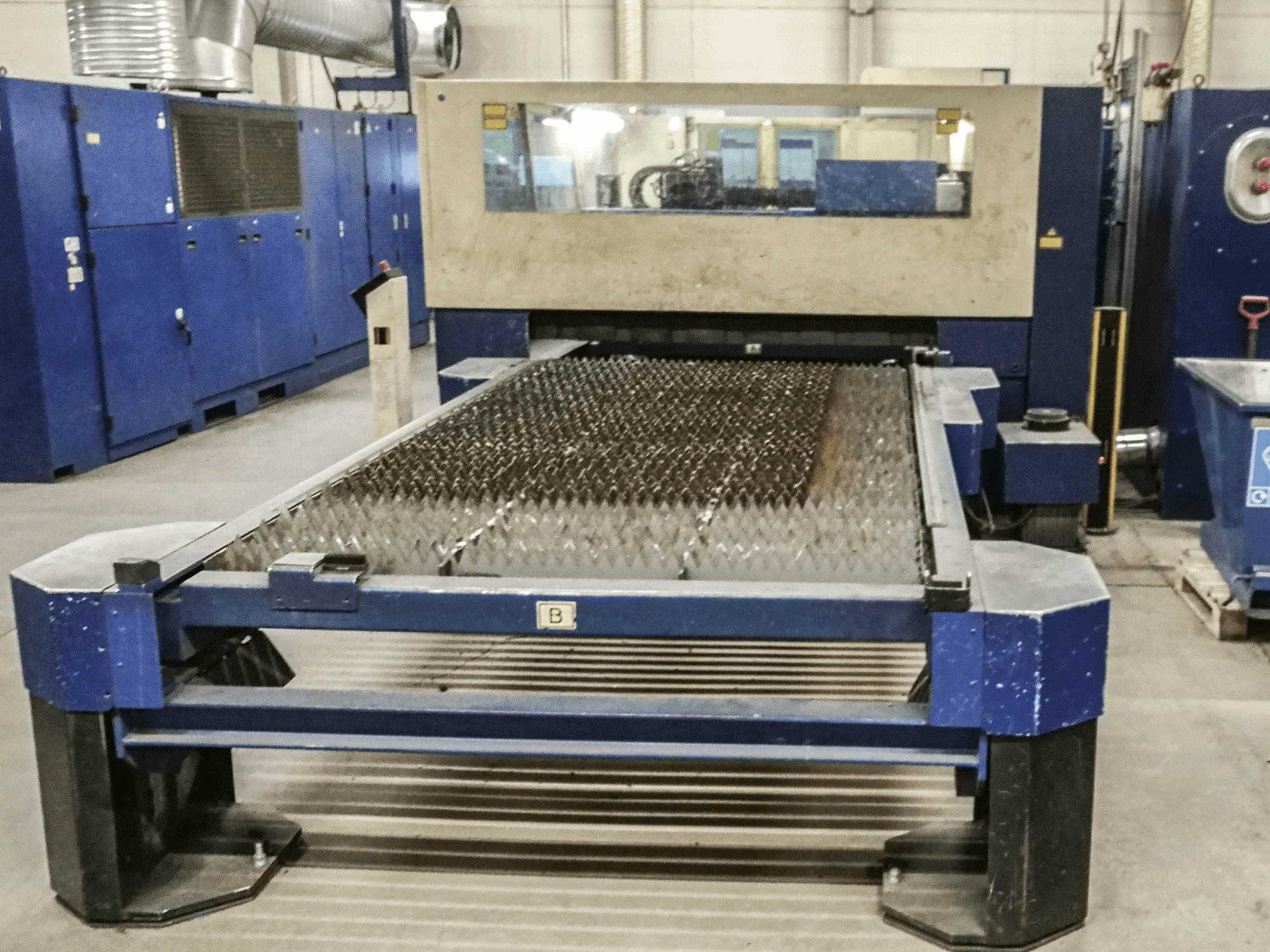 Widok z prawej maszyny Trumpf Trumatic L3050