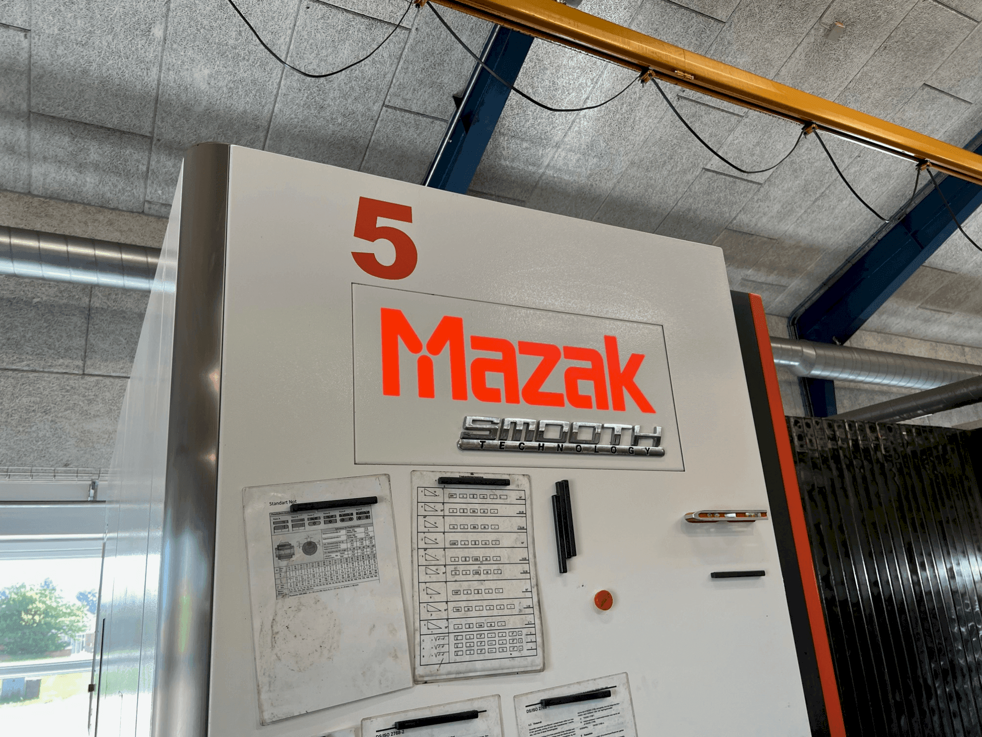 Widok z przodu maszyny Mazak VTC-530C