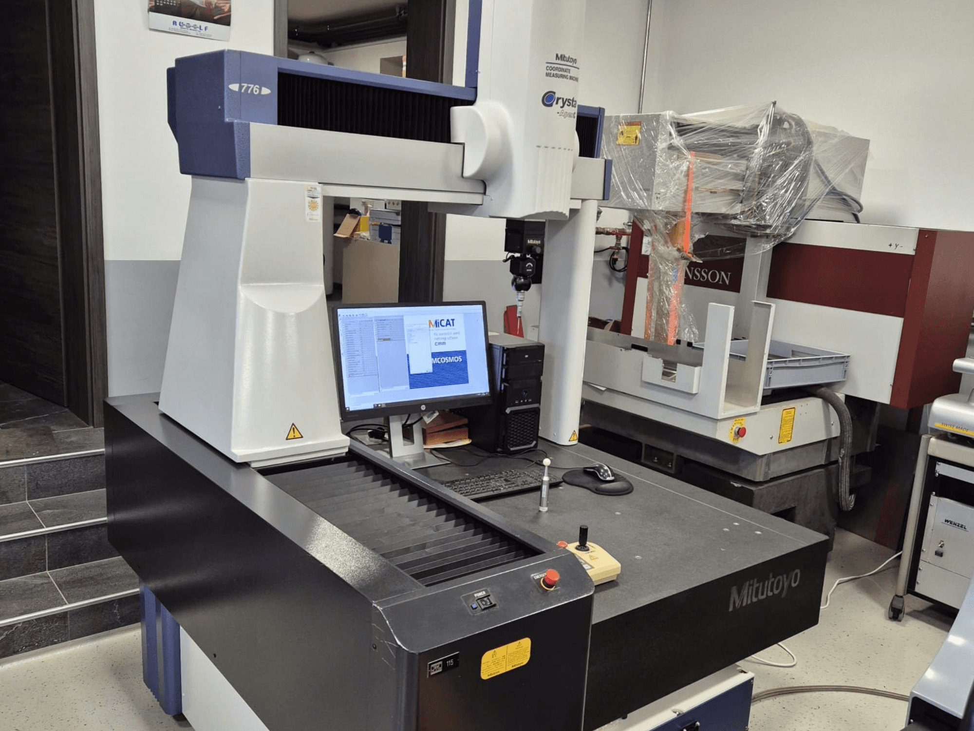 Współrzędnościowa maszyna pomiarowa Mitutoyo model 776 w widoku z przodu, z widocznym monitorem wyświetlającym oprogramowanie pomiarowe i elementy sterujące.