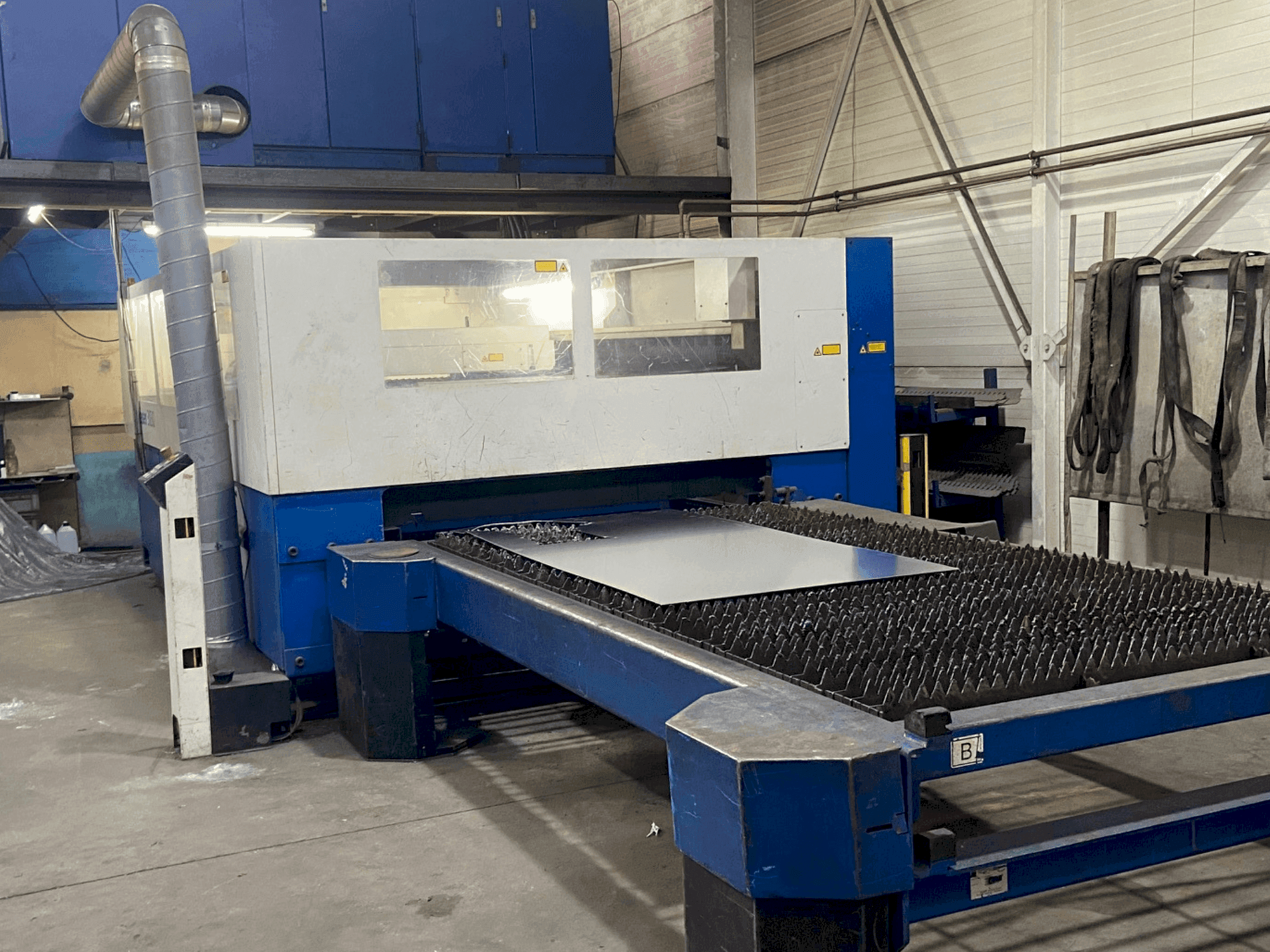 Widok z przodu maszyny TRUMPF TruLaser 3030