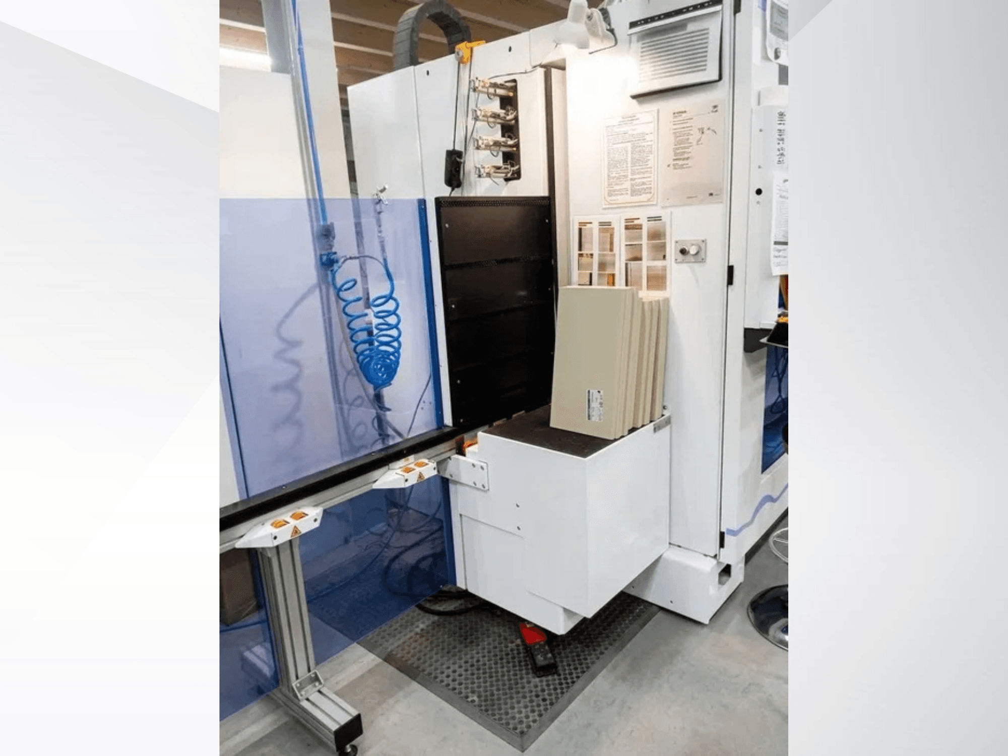 Centrum obróbcze CNC HOMAG OPTIMAT BHX 200 – widok z przodu przedstawiający panel sterowania i obszar załadunku materiału.