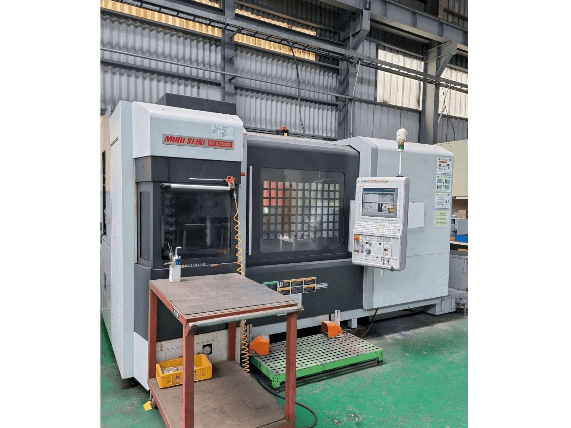 Widok z przodu maszyny DMG Mori Seiki NTX2000/1500S