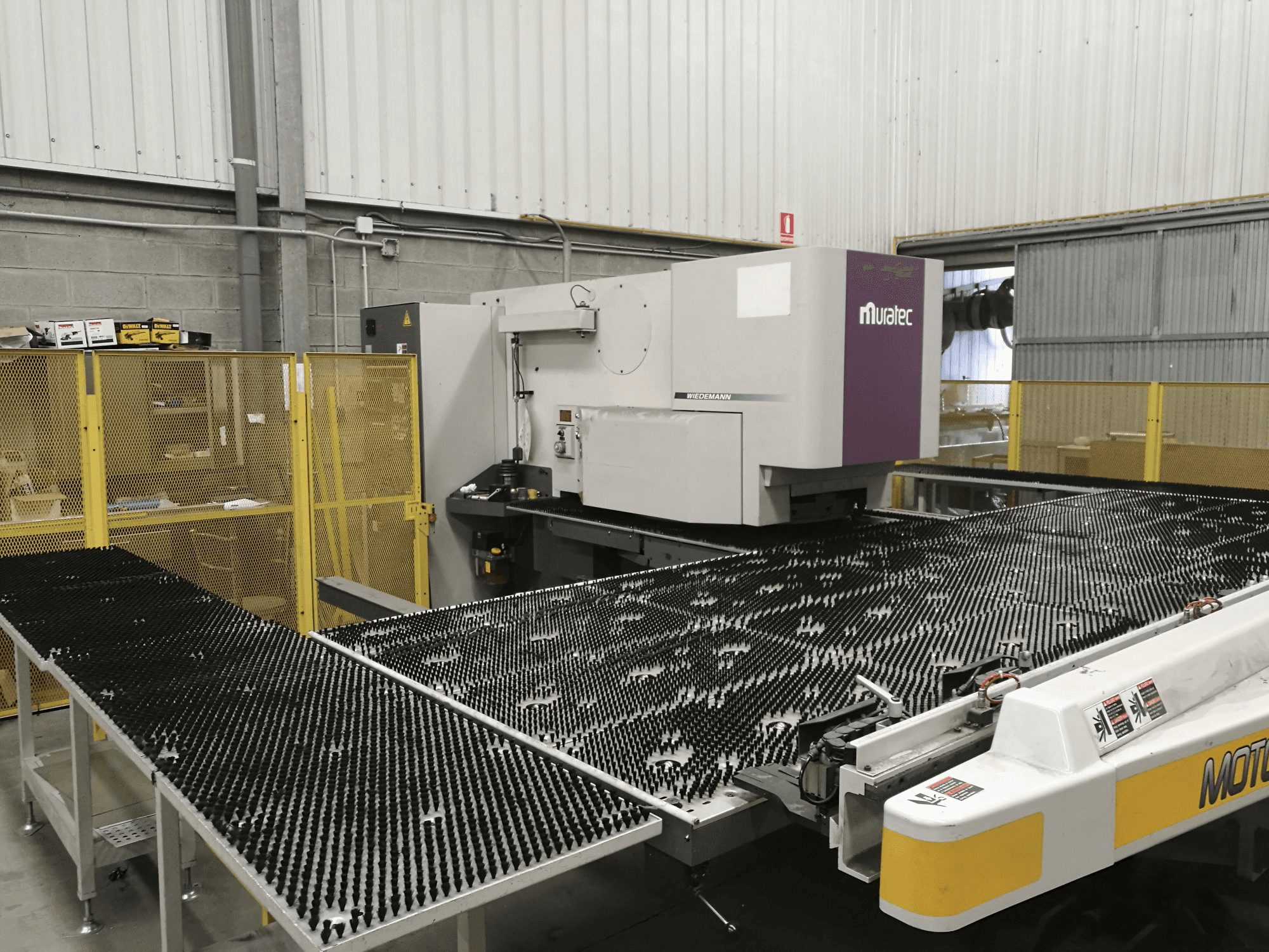 Widok z lewej maszyny Murata Wiedemann M-2558-T
