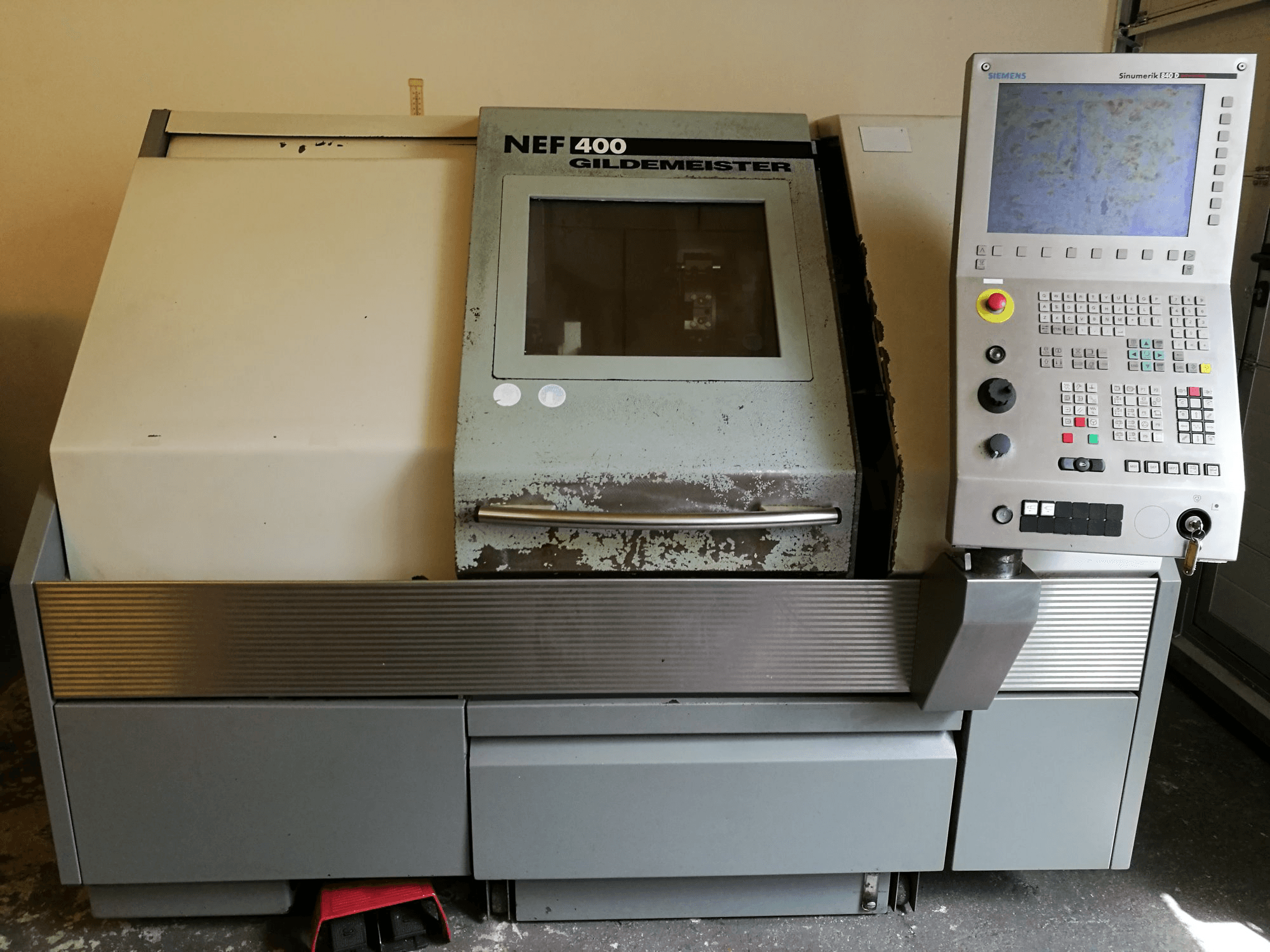 Widok z przodu maszyny Gildemeister NEF 400